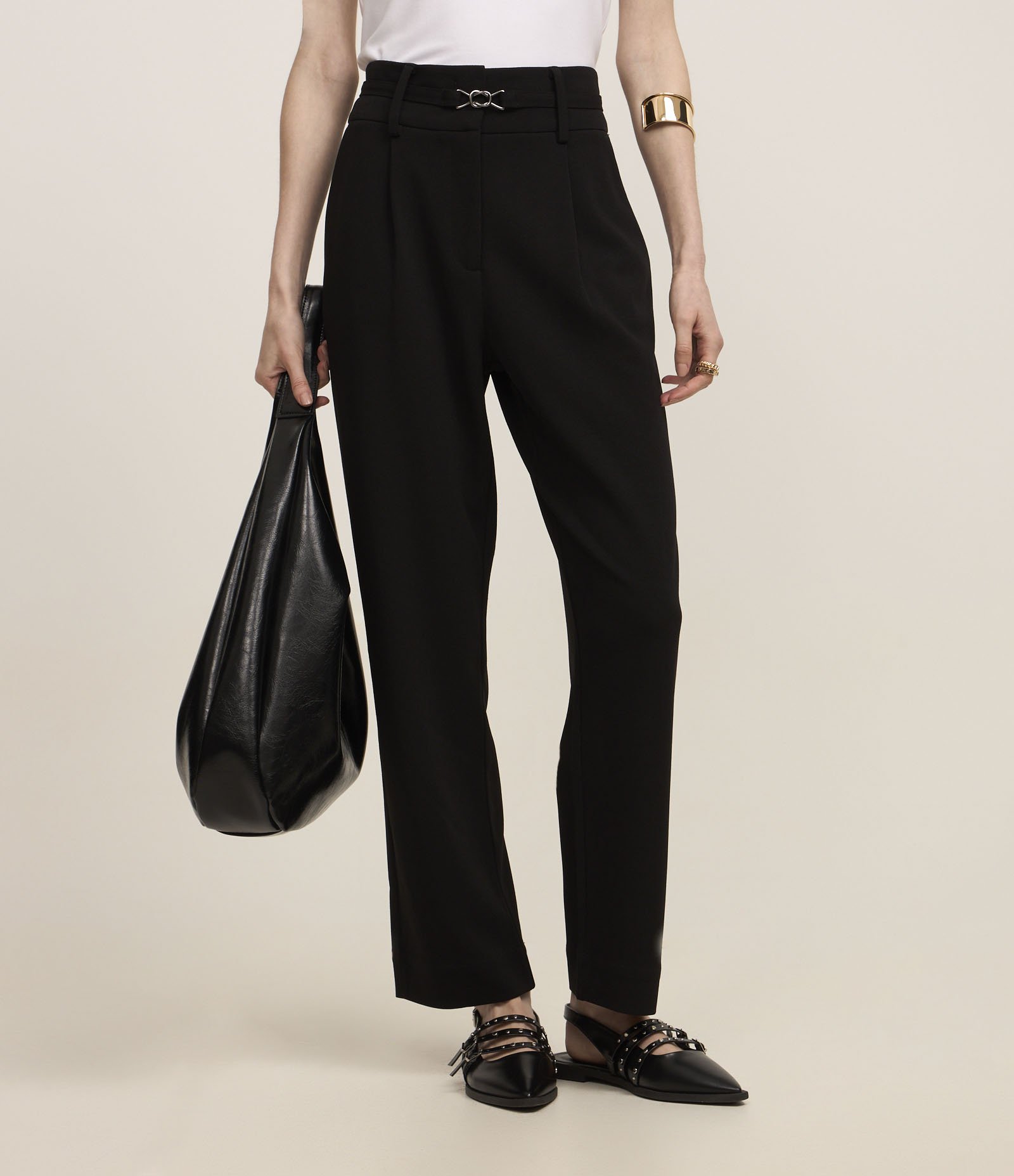 Calça Cenoura em Crepe com Cinto Fino com Fivela Preto 3