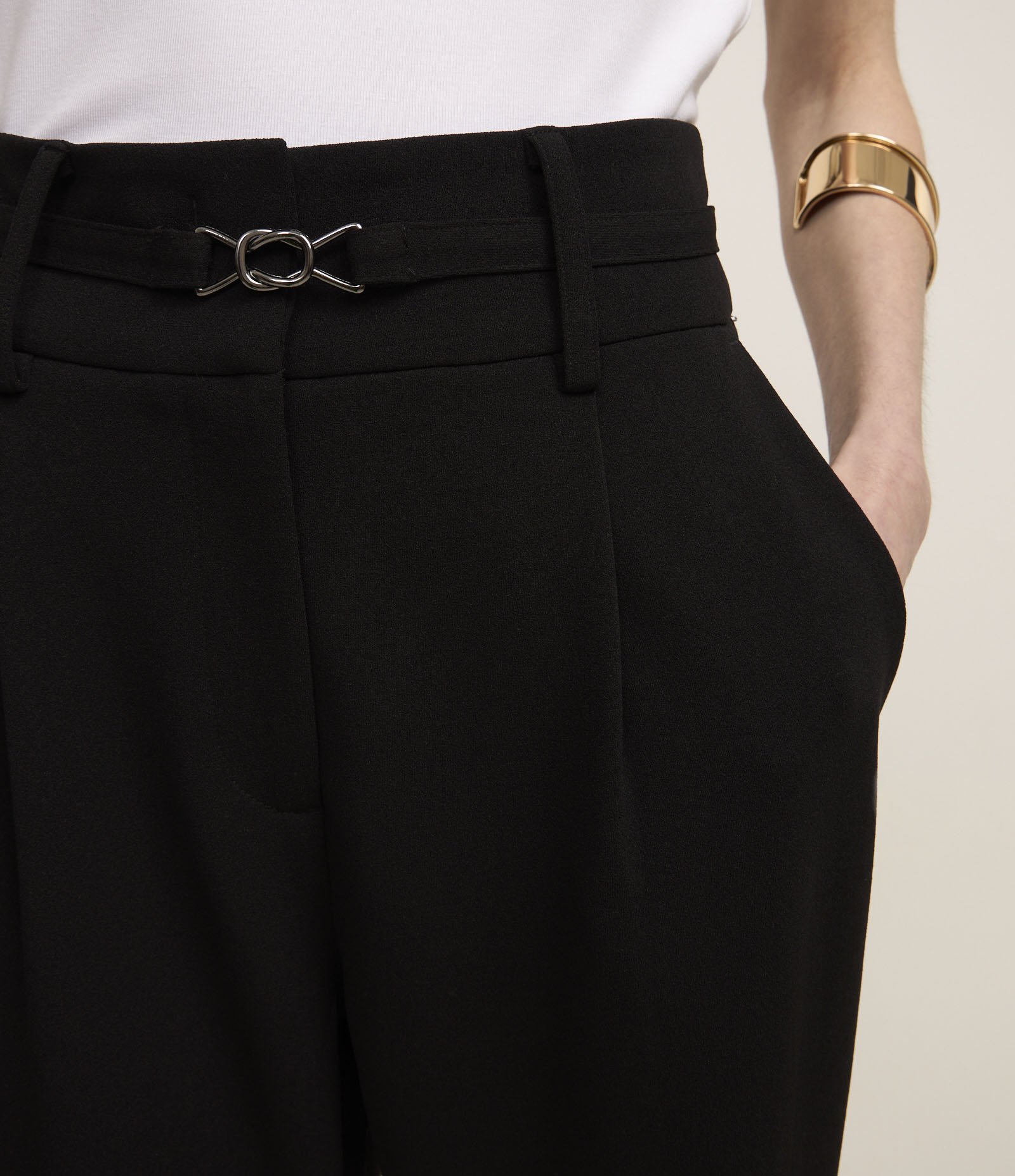 Calça Cenoura em Crepe com Cinto Fino com Fivela Preto 4