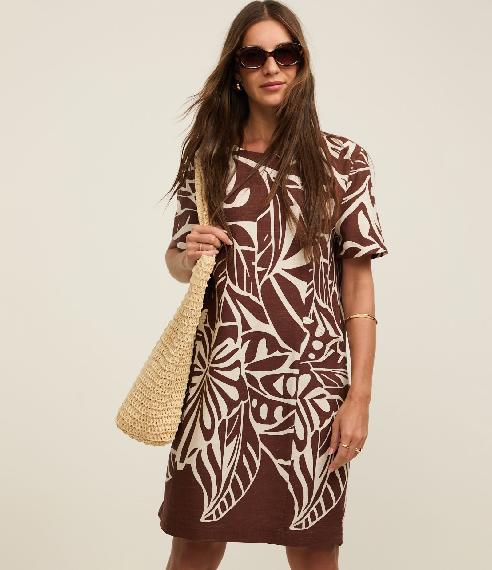 Vestido em Viscolinho com Estampa Folhagem Contrastante Marrom/ Off White 1