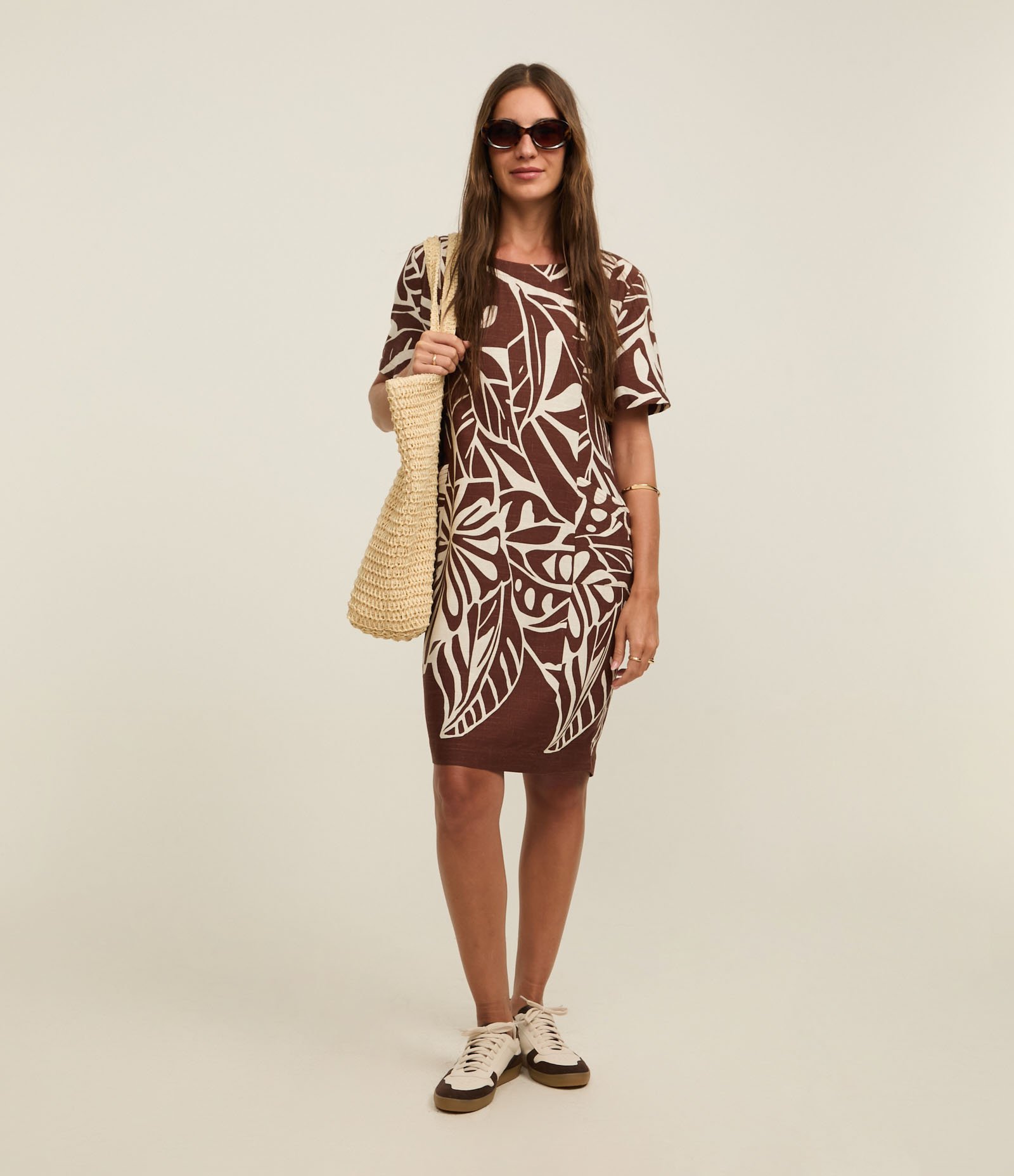 Vestido em Viscolinho com Estampa Folhagem Contrastante Marrom/ Off White 2