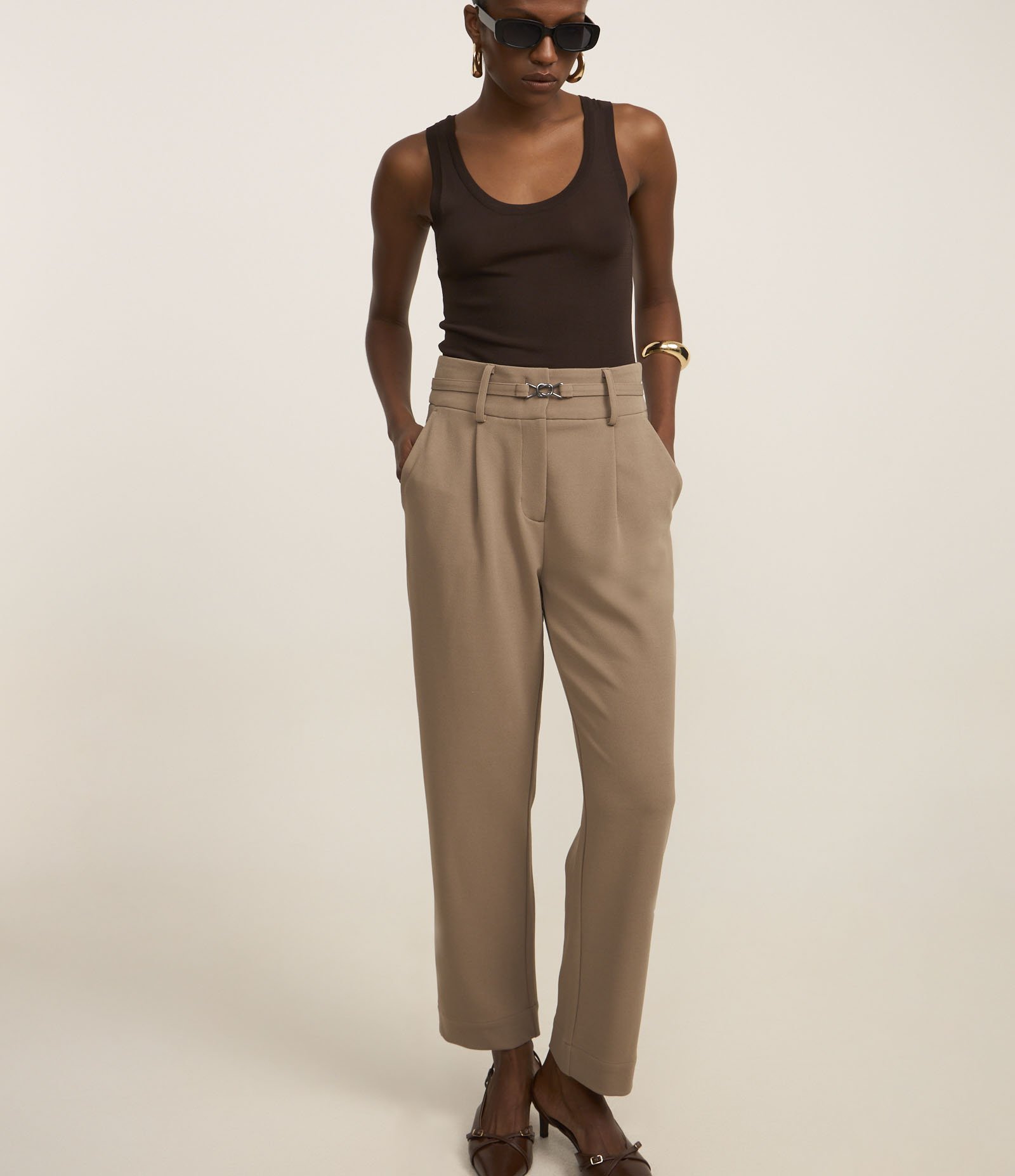 Calça Cenoura em Crepe com Cinto Fino com Fivela Marrom 2