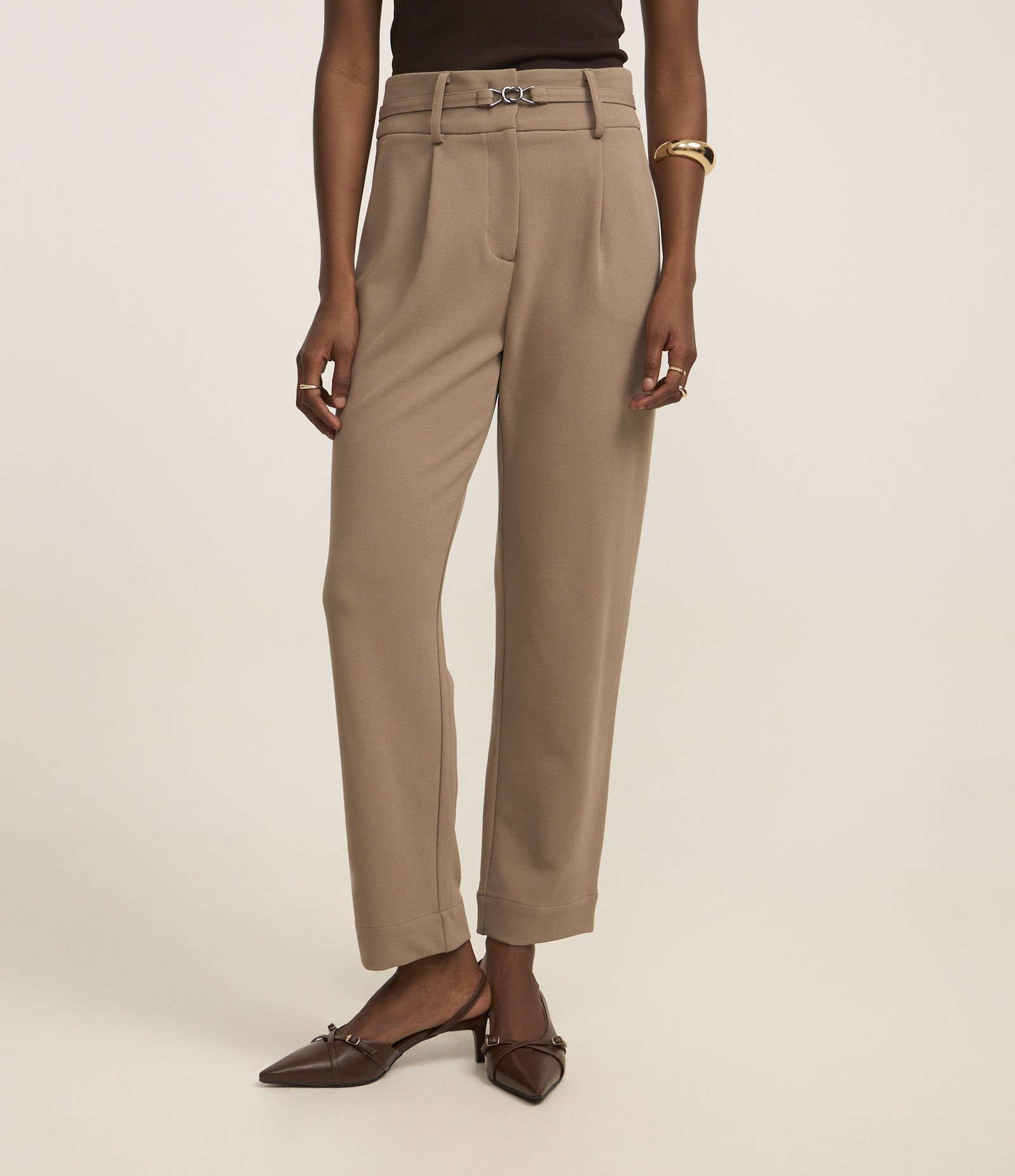 Calça Cenoura em Crepe com Cinto Fino com Fivela Marrom 3