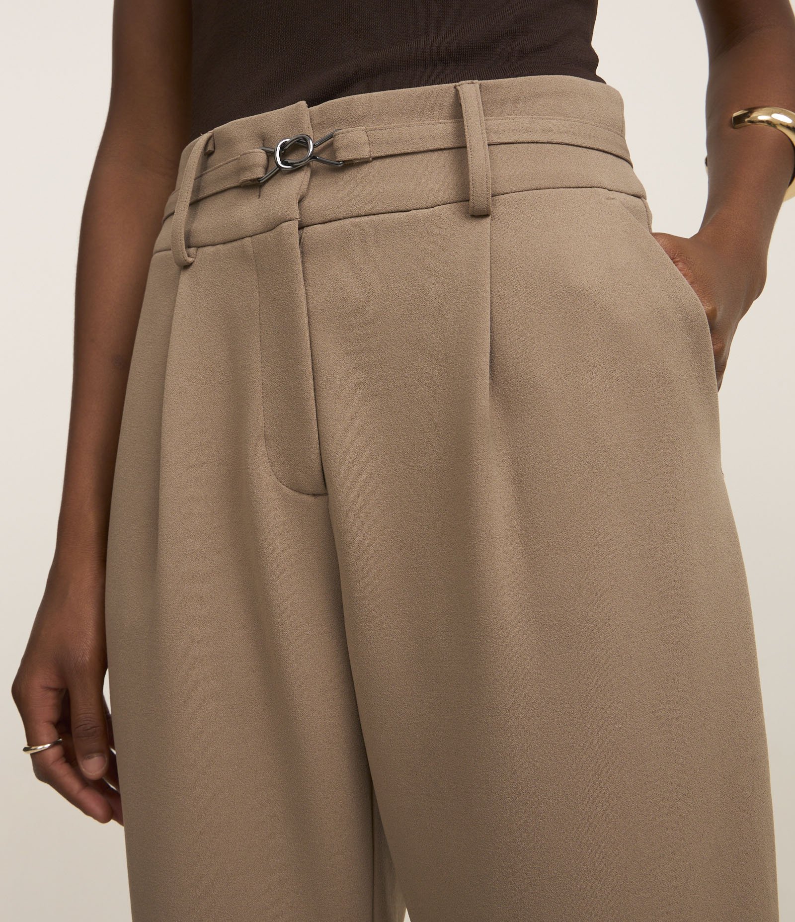 Calça Cenoura em Crepe com Cinto Fino com Fivela Marrom 4