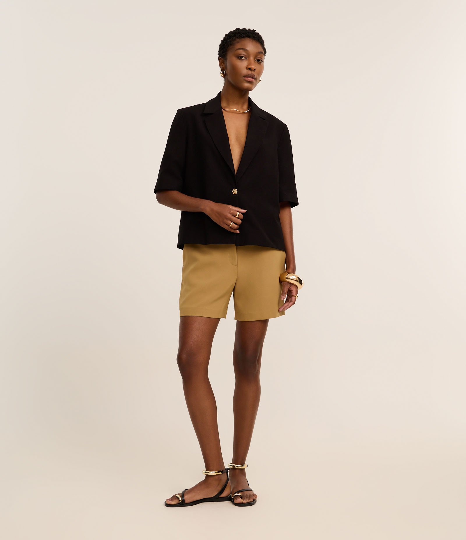 Short Alfaiatado com Cós Elástico e Abotoamento Duplo Verde Oliva 1