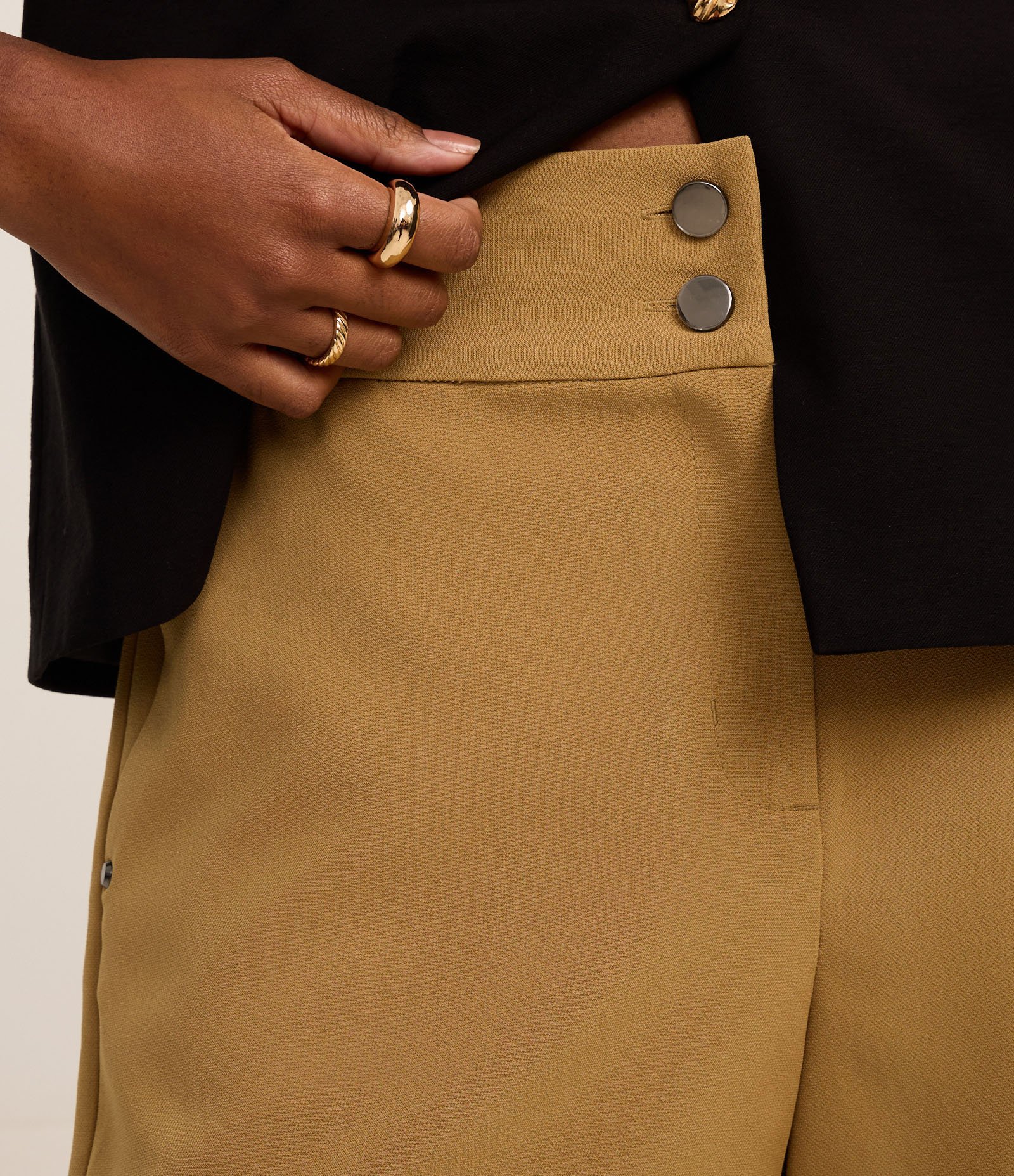 Short Alfaiatado com Cós Elástico e Abotoamento Duplo Verde Oliva 4