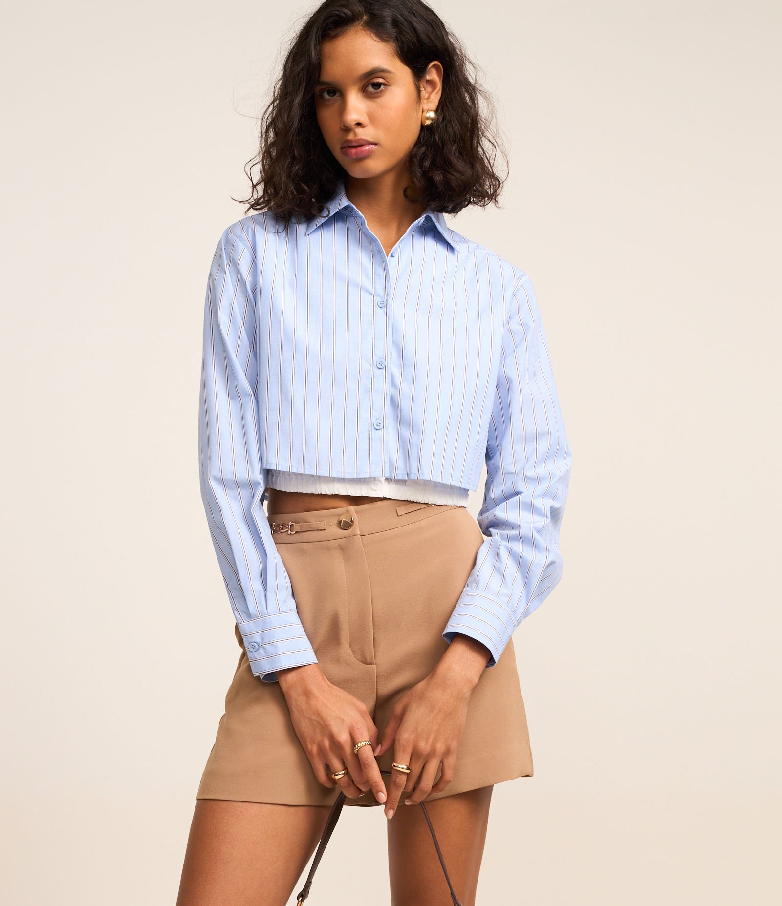 Short Alfaiatado Cintura Alta com Corrente na Cintura Marrom 2