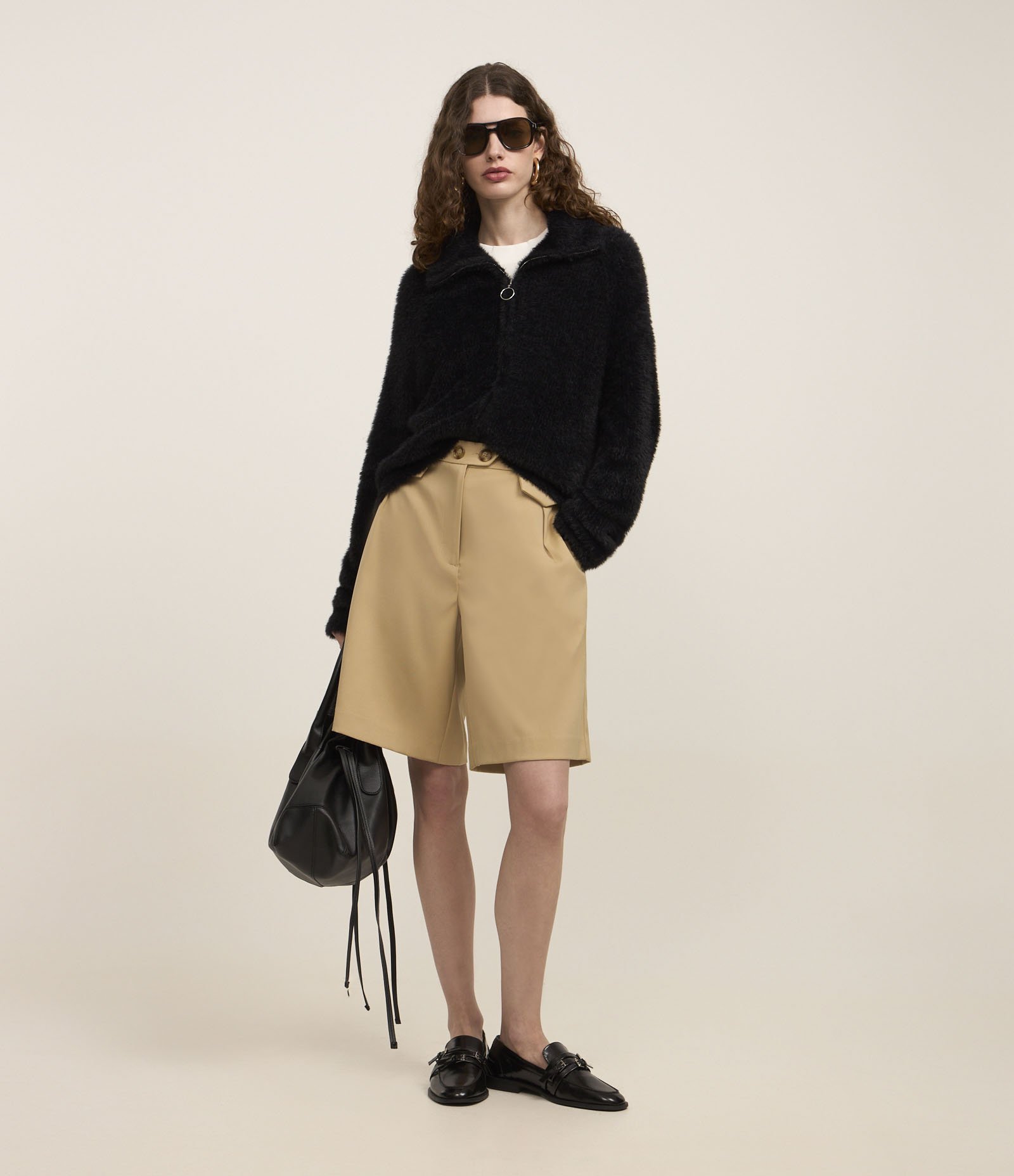 Bermuda Reta Alfaiatada com Lapelas e Pregas Bege 1