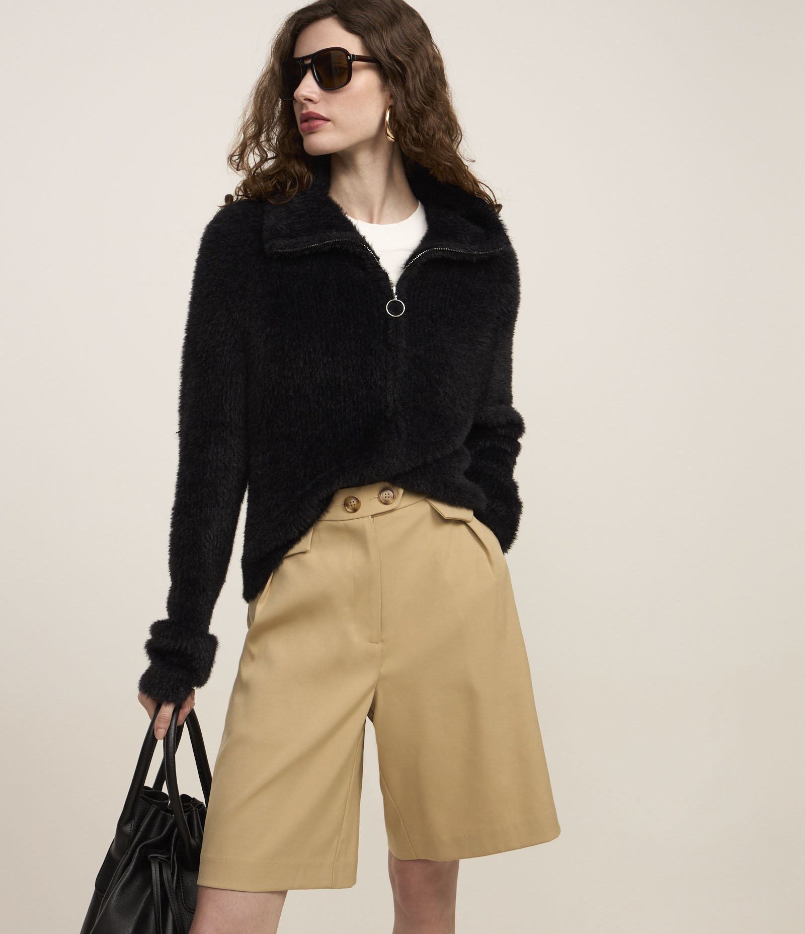 Bermuda Reta Alfaiatada com Lapelas e Pregas Bege 2