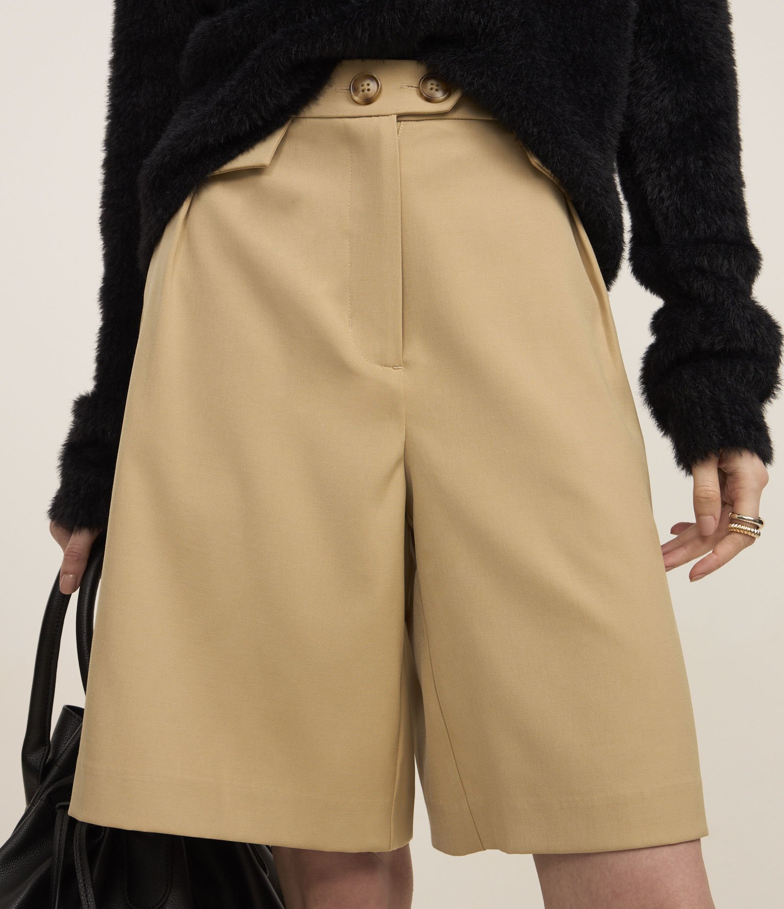 Bermuda Reta Alfaiatada com Lapelas e Pregas Bege 3