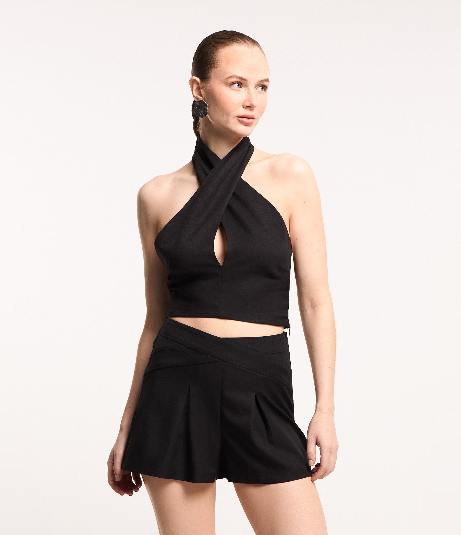 Short em Crepe com Pregas e Recortes Preto 1