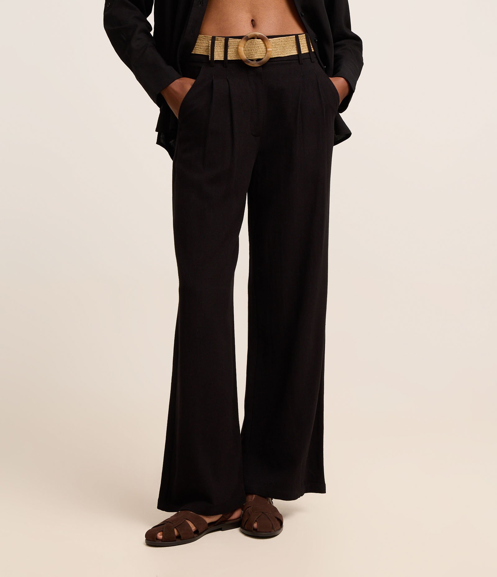 Calça Wide Leg em Viscolinho com Pregas Preto 3