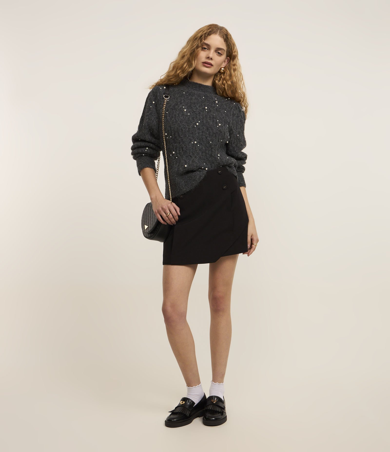 Short Saia Alfaiataria em Crepe com Detalhe Frontal de Botão Preto 1