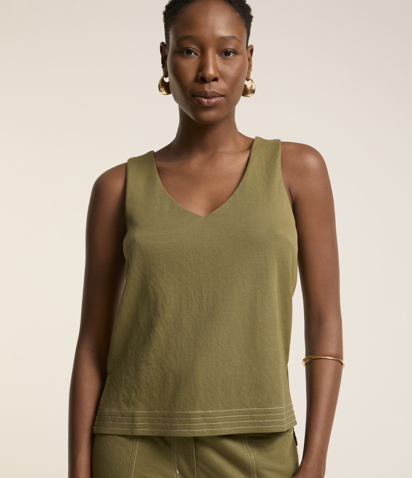 Blusa em Piquet com Decote V e Pespontos na Barra Verde 1