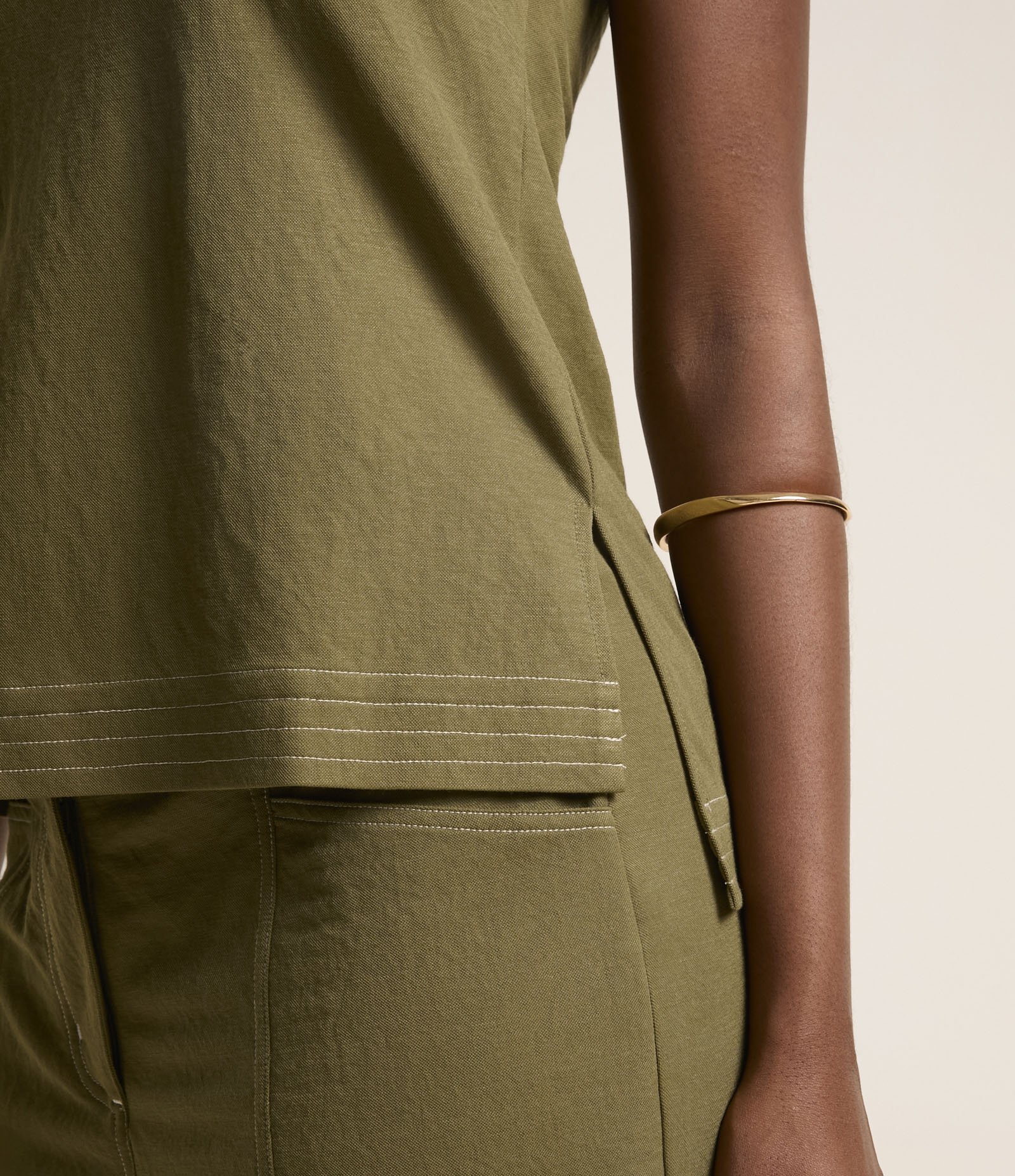 Blusa em Piquet com Decote V e Pespontos na Barra Verde 3