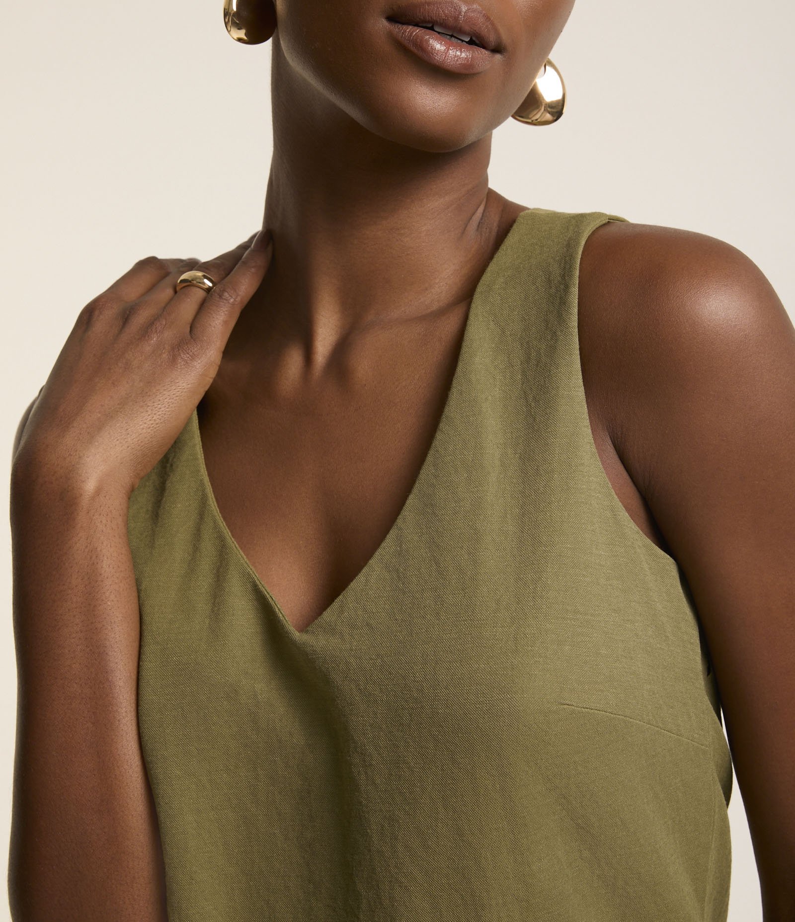 Blusa em Piquet com Decote V e Pespontos na Barra Verde 4