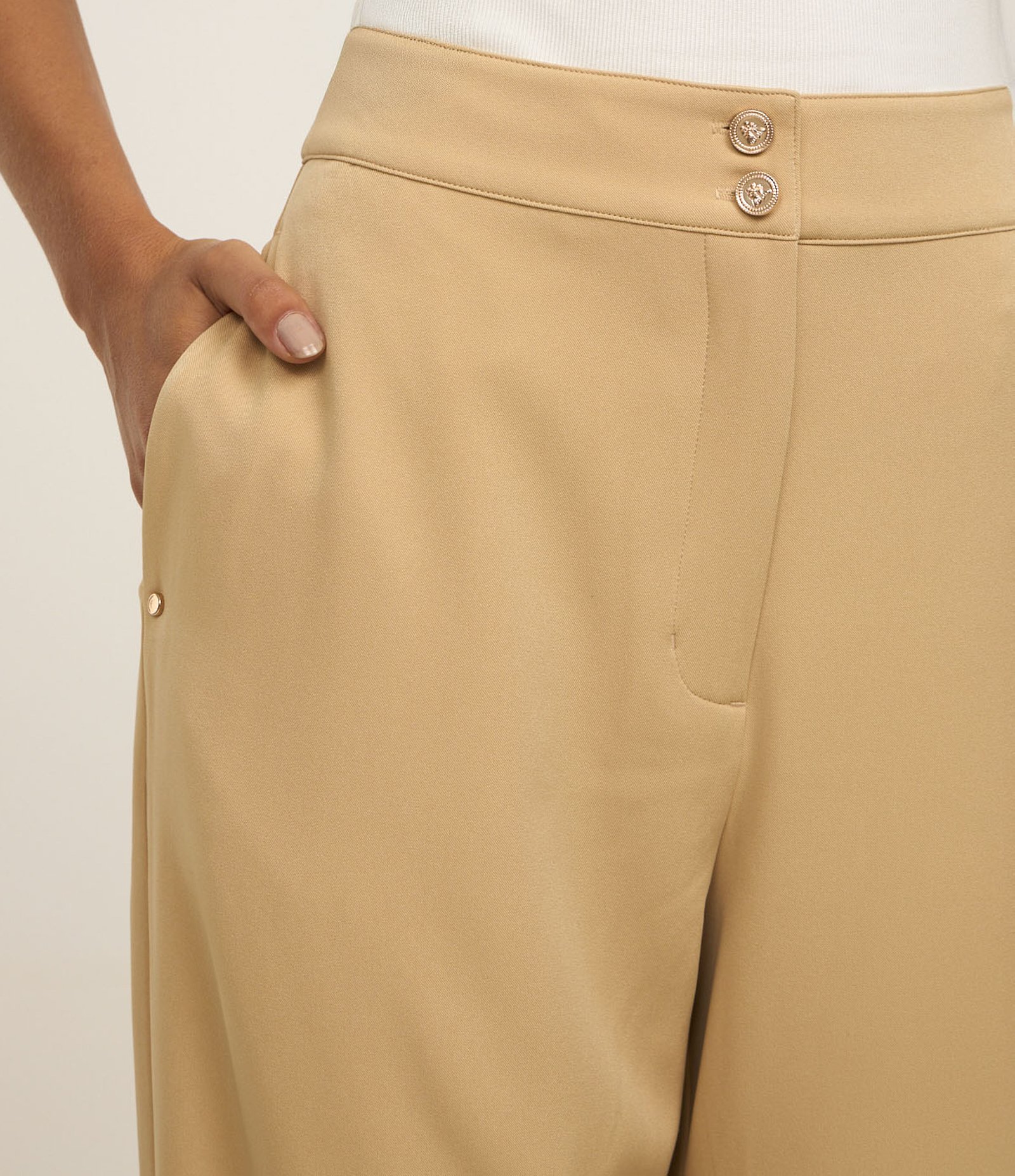 Calça Wide Leg Alfaiatada Cintura Alta com Botões Duplos Bege 4