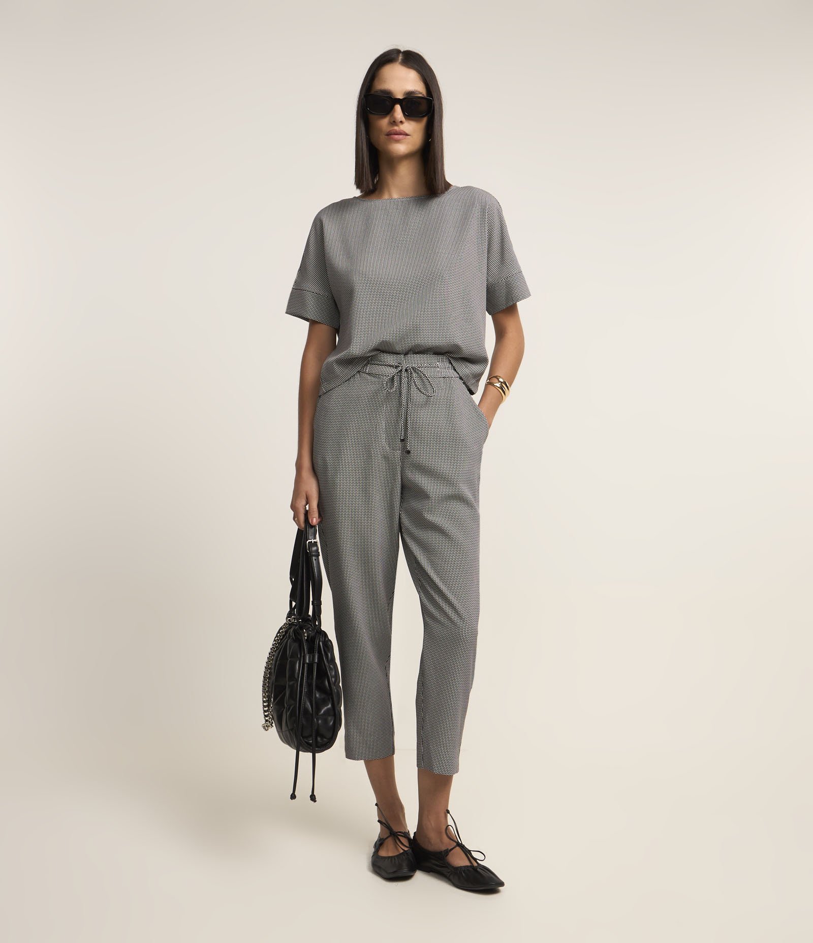 Calça Cenoura Alfaiatada com Amarração no Cós Preto/ Branco 1