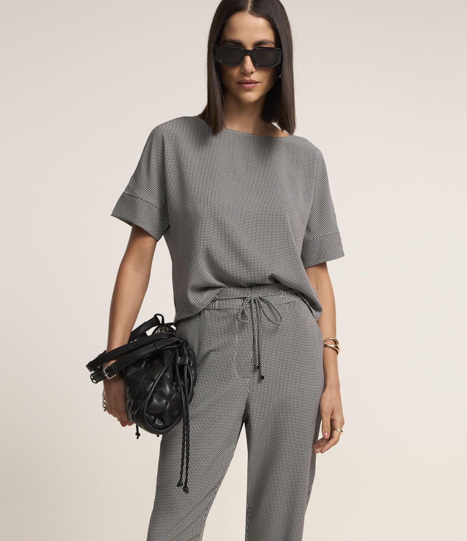 Calça Cenoura Alfaiatada com Amarração no Cós Preto/ Branco 2