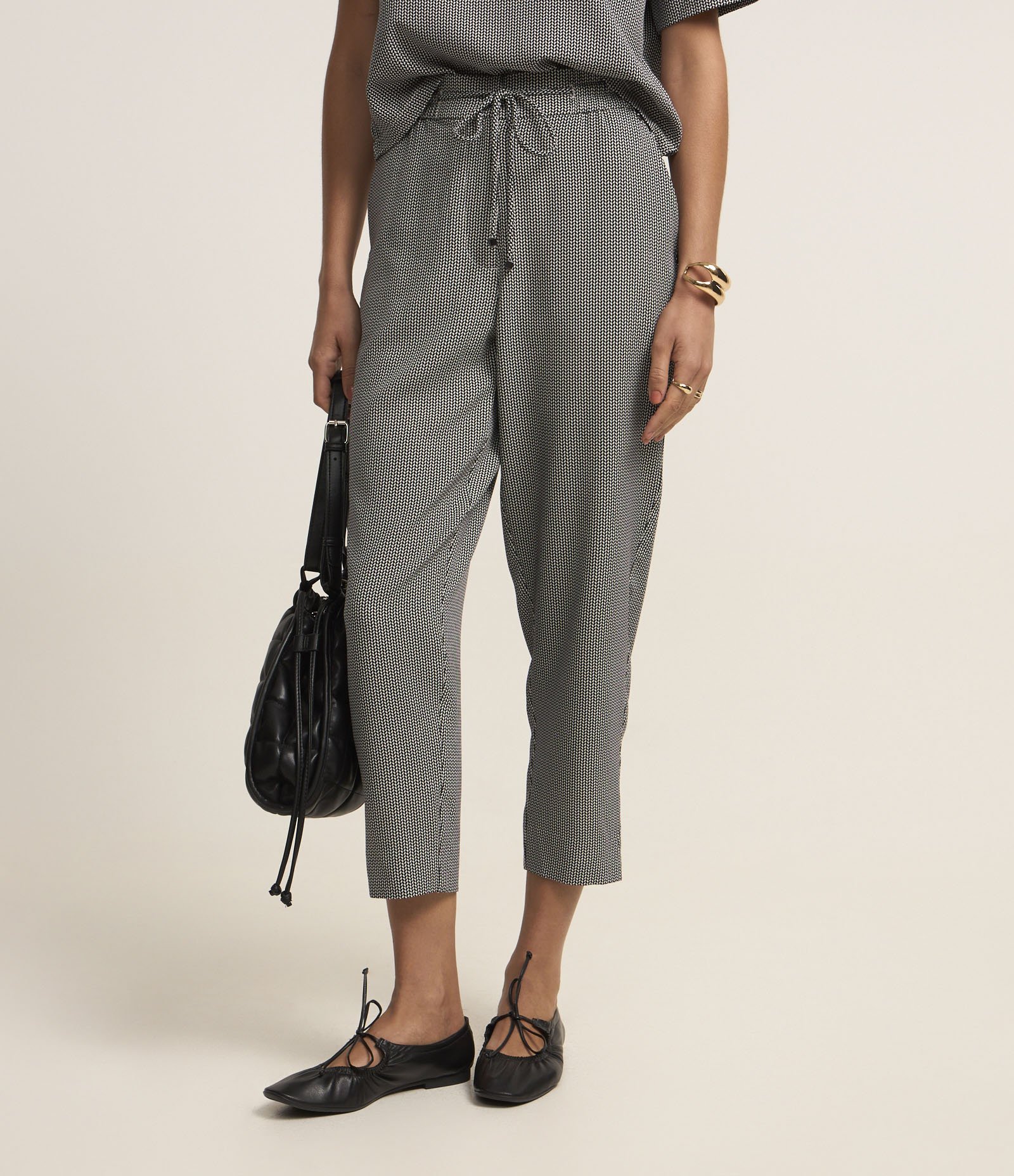 Calça Cenoura Alfaiatada com Amarração no Cós Preto/ Branco 3