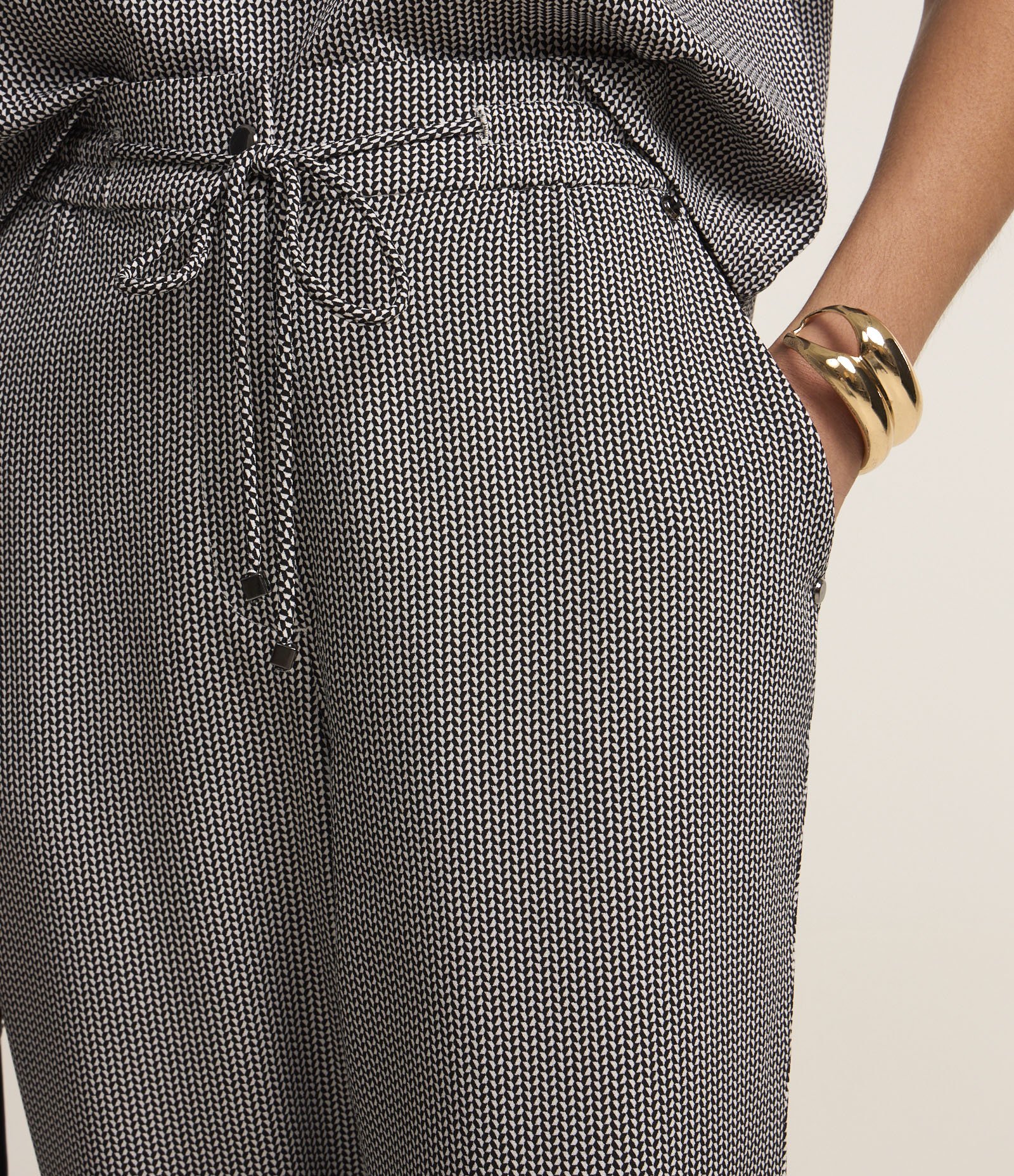 Calça Cenoura Alfaiatada com Amarração no Cós Preto/ Branco 4