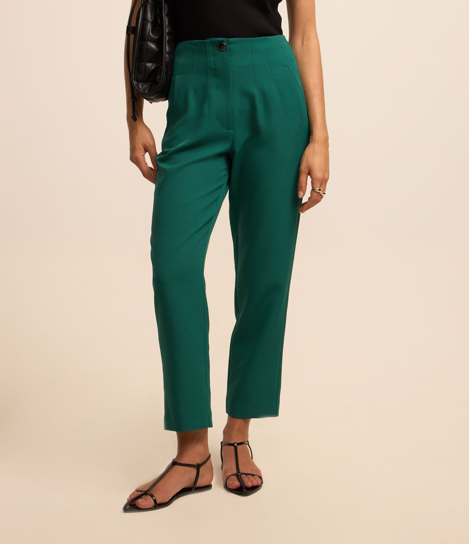 Calça Cenoura Alfaiatada com Botão Decorado no Cós Verde 3