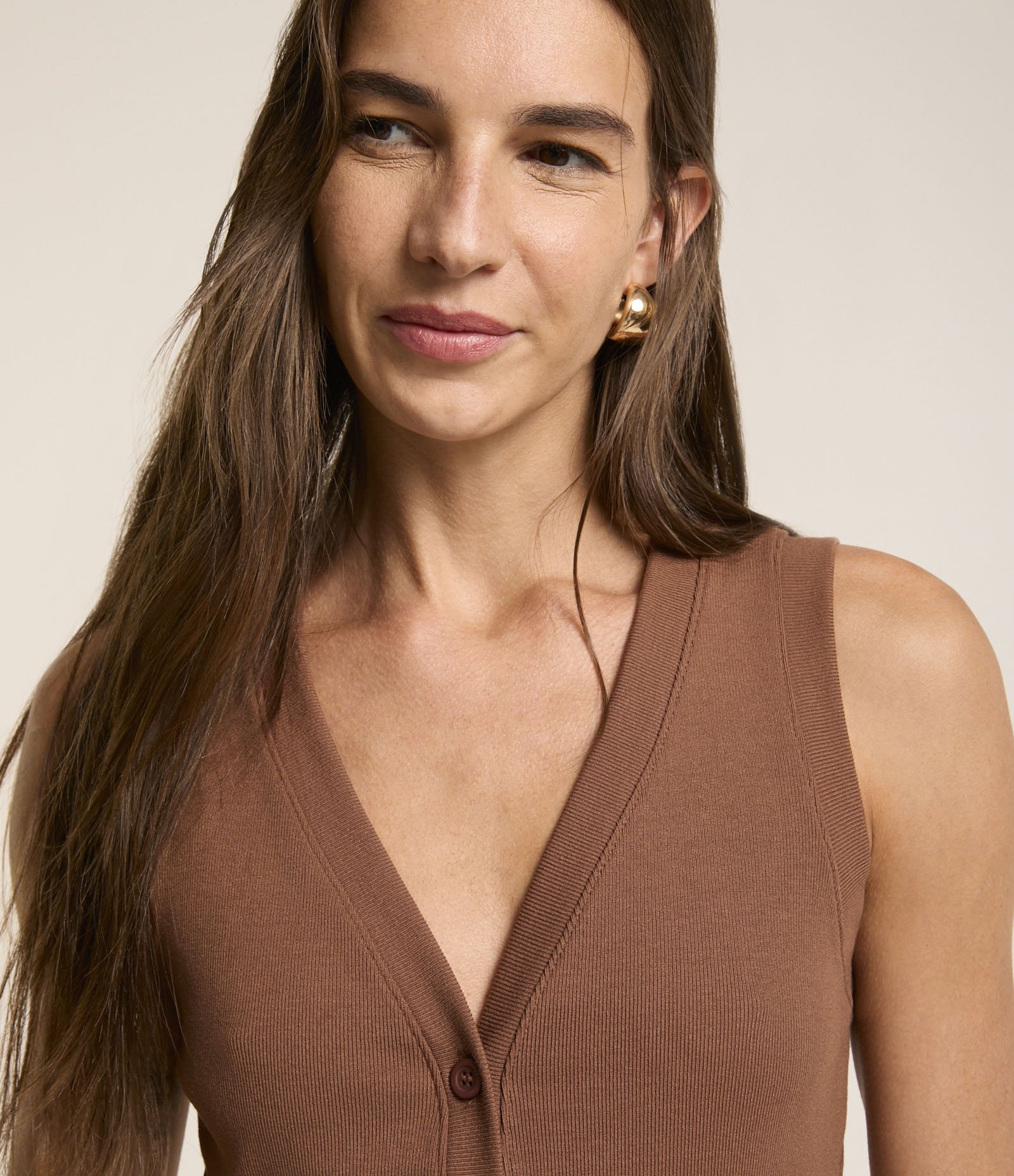 Blusa Colete Canelada em Ribana com Abotoamento Marrom 4