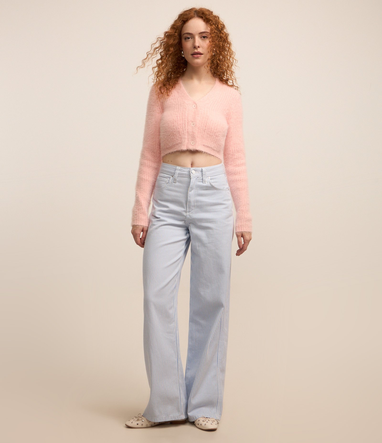 Cardigan Cropped em Tricô com Pelinho e Bolsos Rosa 2