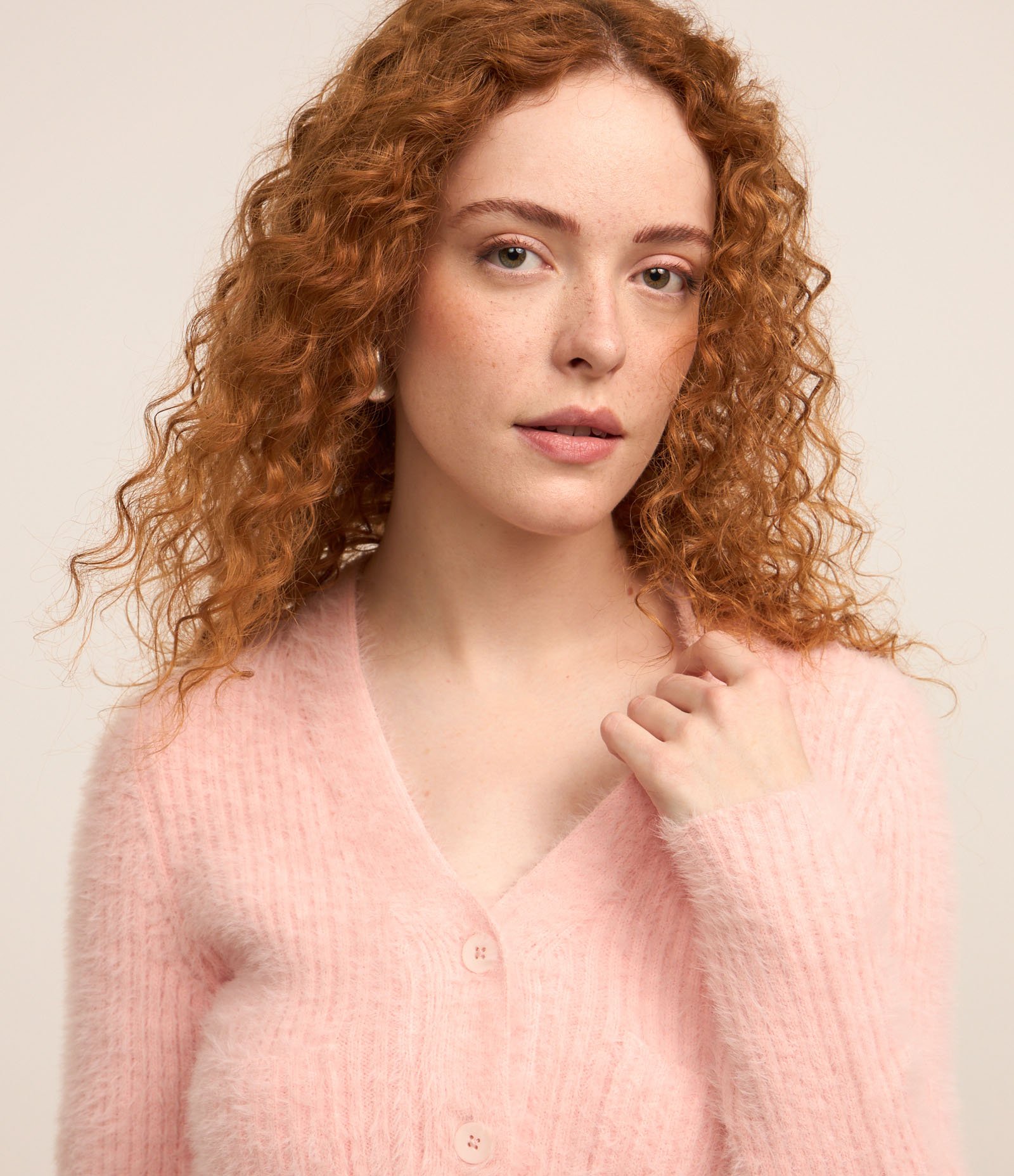 Cardigan Cropped em Tricô com Pelinho e Bolsos Rosa 3