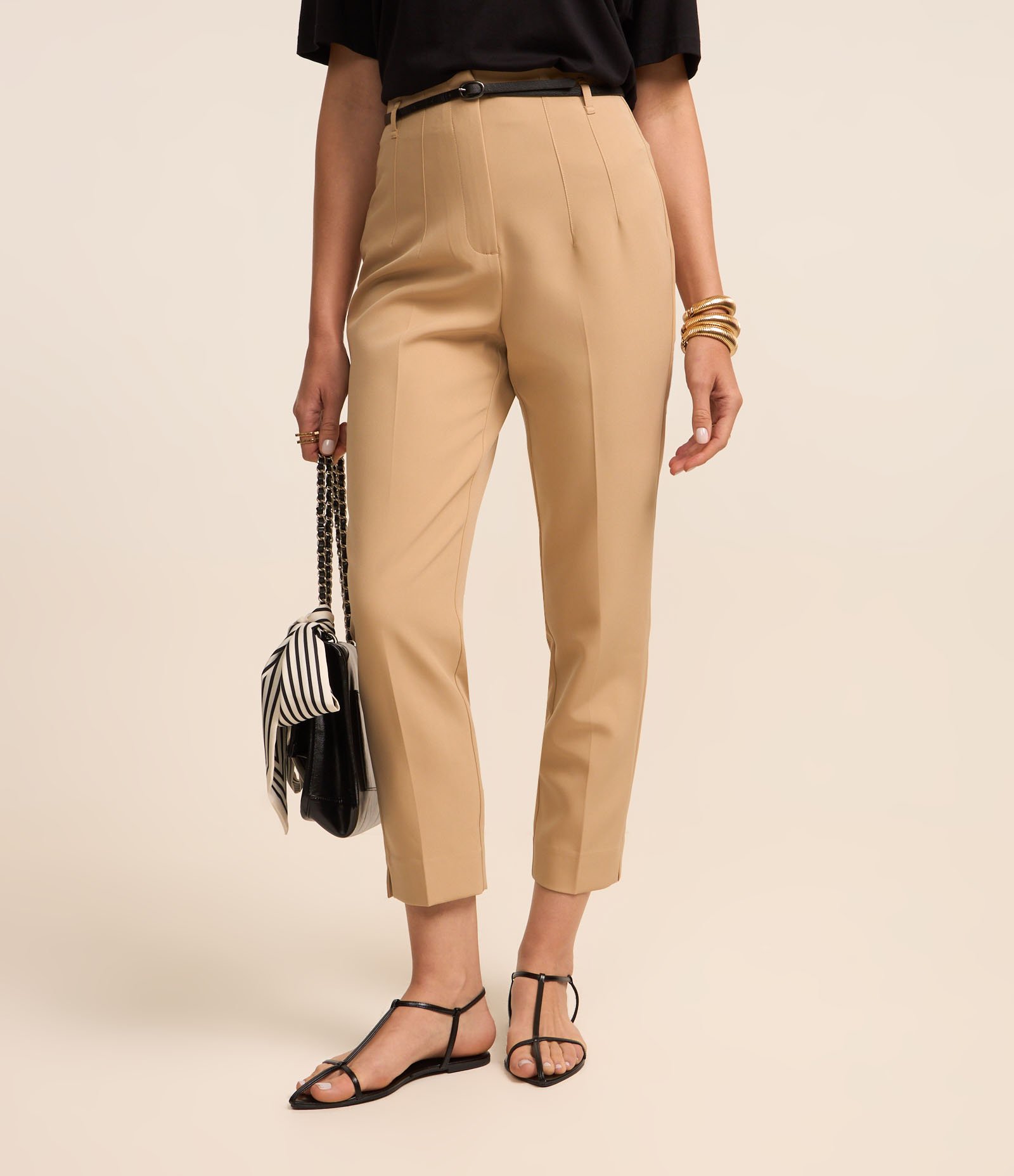 Calça Cenoura Alfaiatada com Cinto Fivela Bege 3