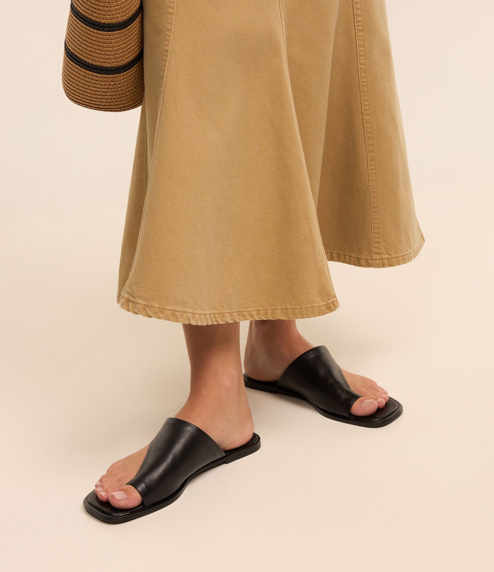 Sandália Rasteirinha Mule em Couro com Cabedal Largo Preto 2