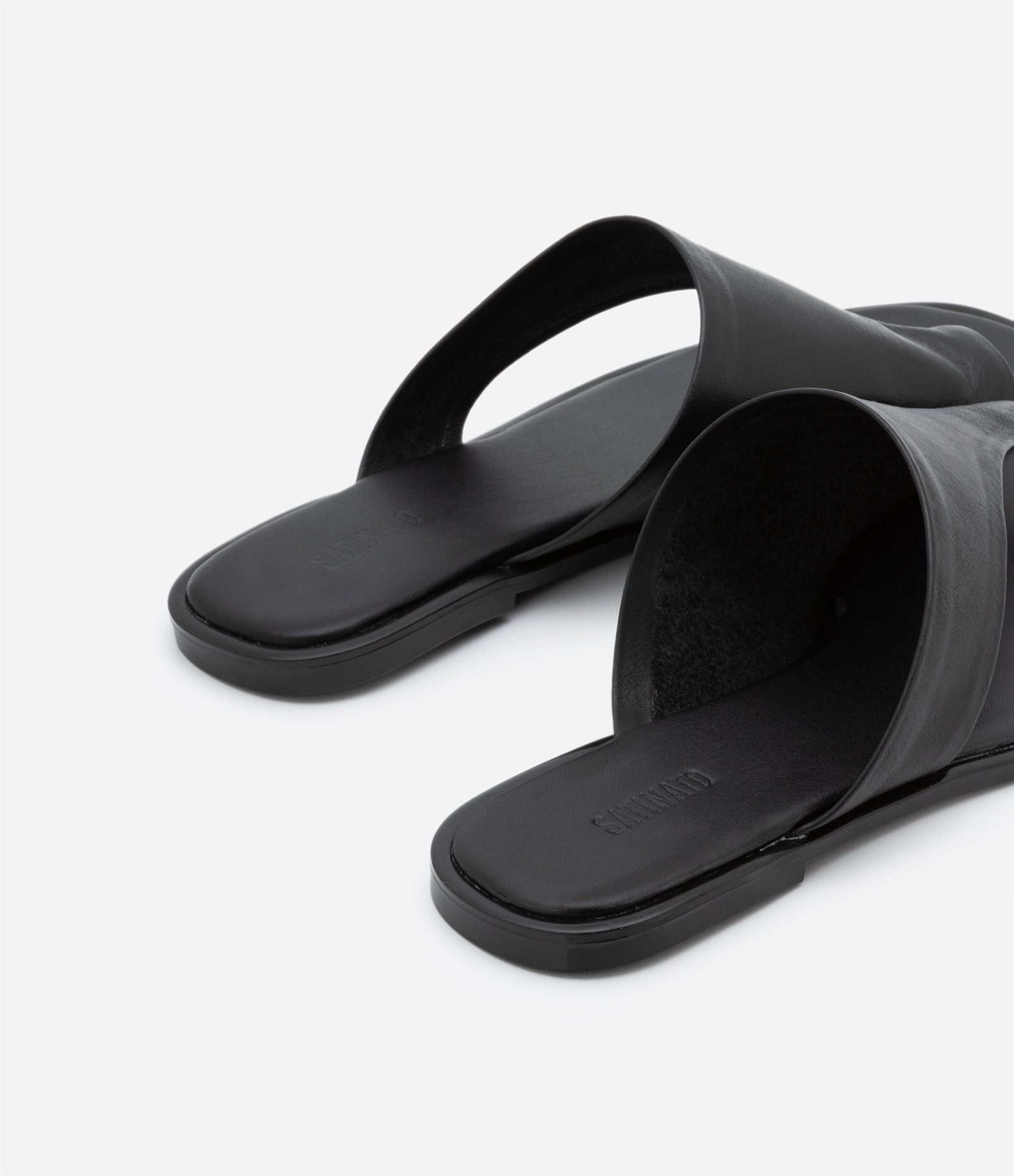 Sandália Rasteirinha Mule em Couro com Cabedal Largo Preto 4