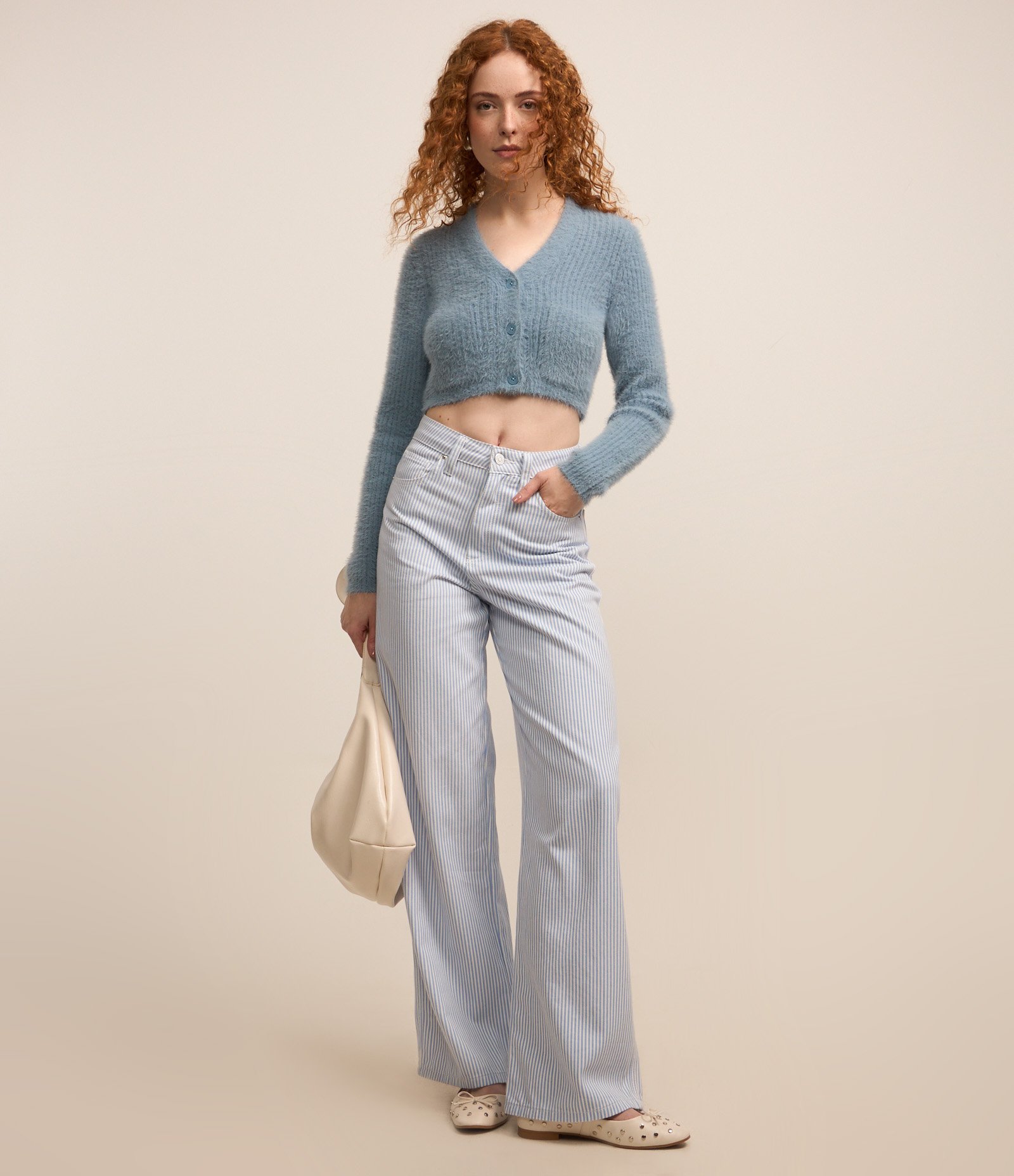 Cardigan Cropped em Tricô com Pelinho e Bolsos Azul 2