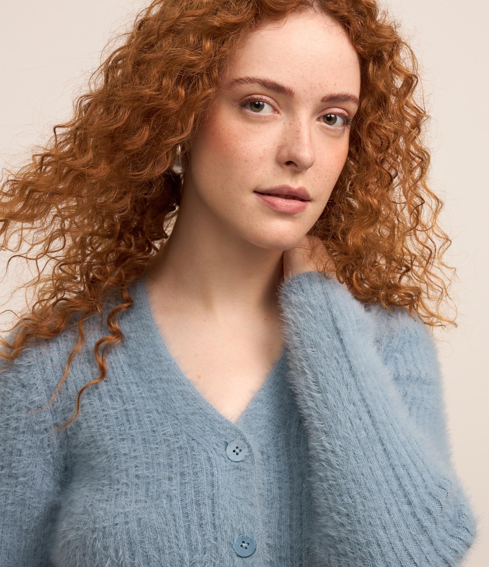 Cardigan Cropped em Tricô com Pelinho e Bolsos Azul 3