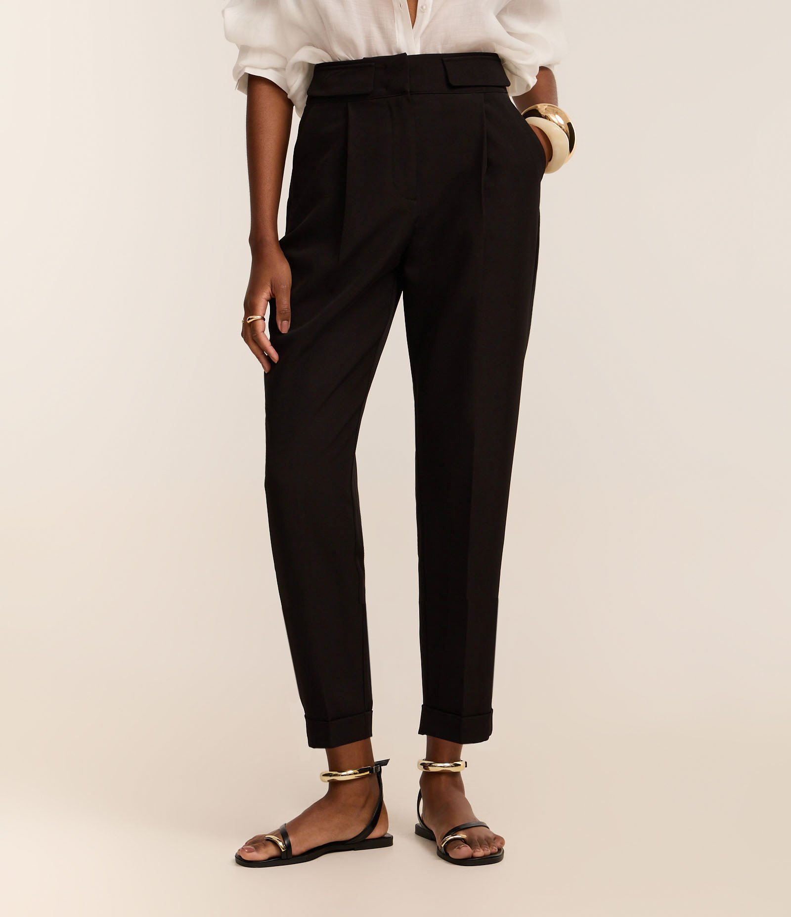 Calça Cenoura Alfaiatada com Barra Italiana e Detalhe de Lapela Preto 3