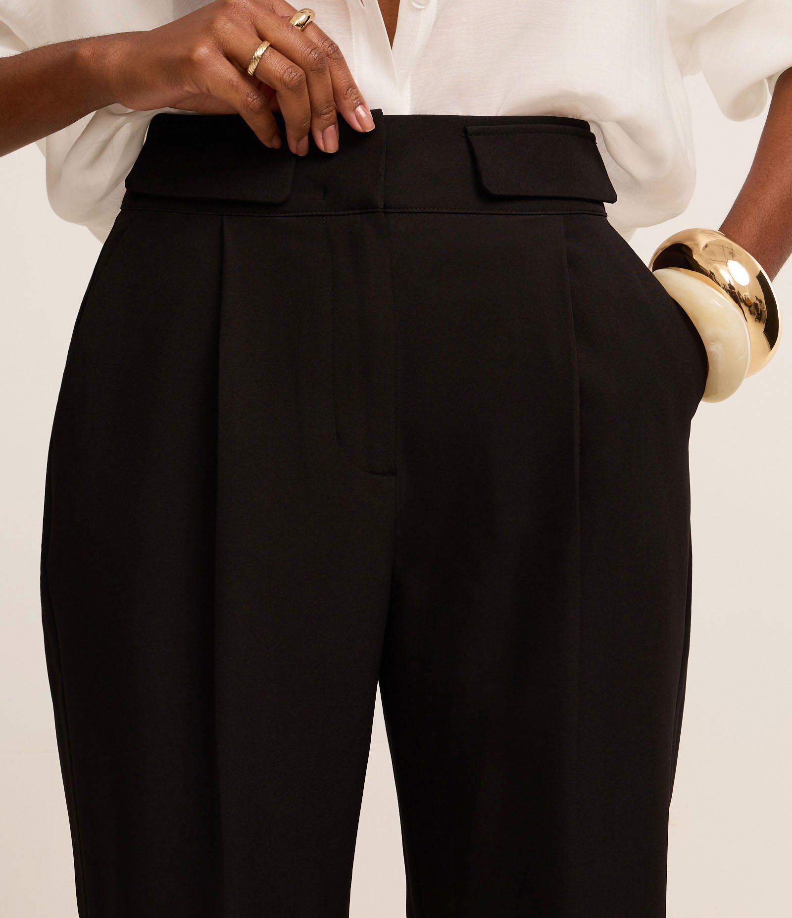 Calça Cenoura Alfaiatada com Barra Italiana e Detalhe de Lapela Preto 4