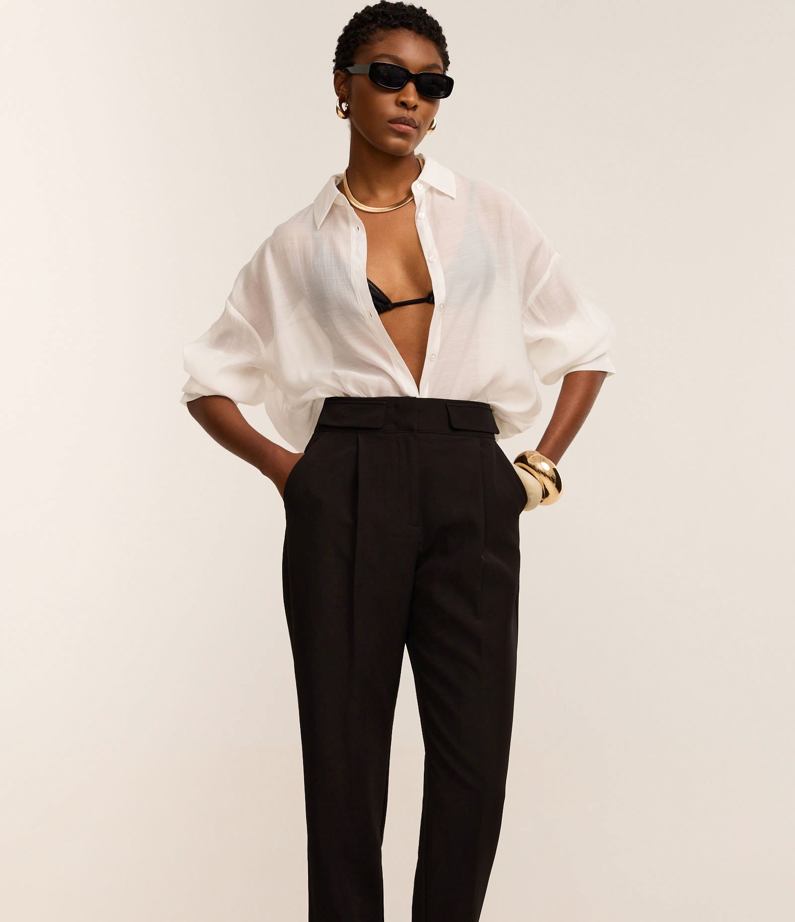 Calça Cenoura Alfaiatada com Barra Italiana e Detalhe de Lapela Preto 2