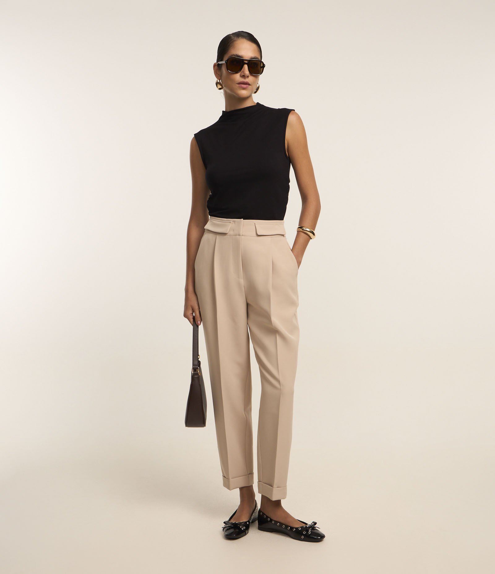Calça Cenoura Alfaiatada com Barra Italiana e Detalhe de Lapela Bege 1
