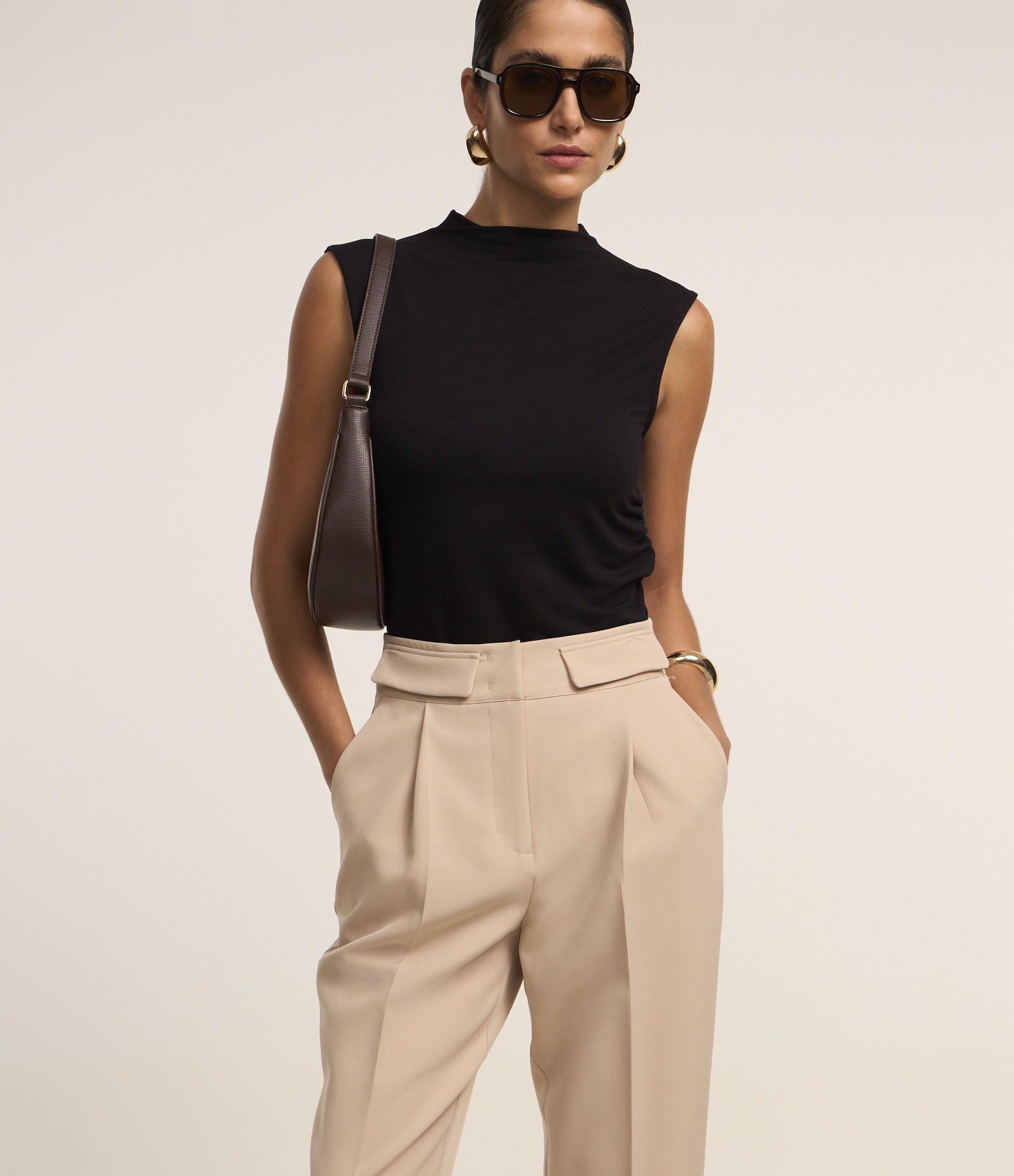 Calça Cenoura Alfaiatada com Barra Italiana e Detalhe de Lapela Bege 2