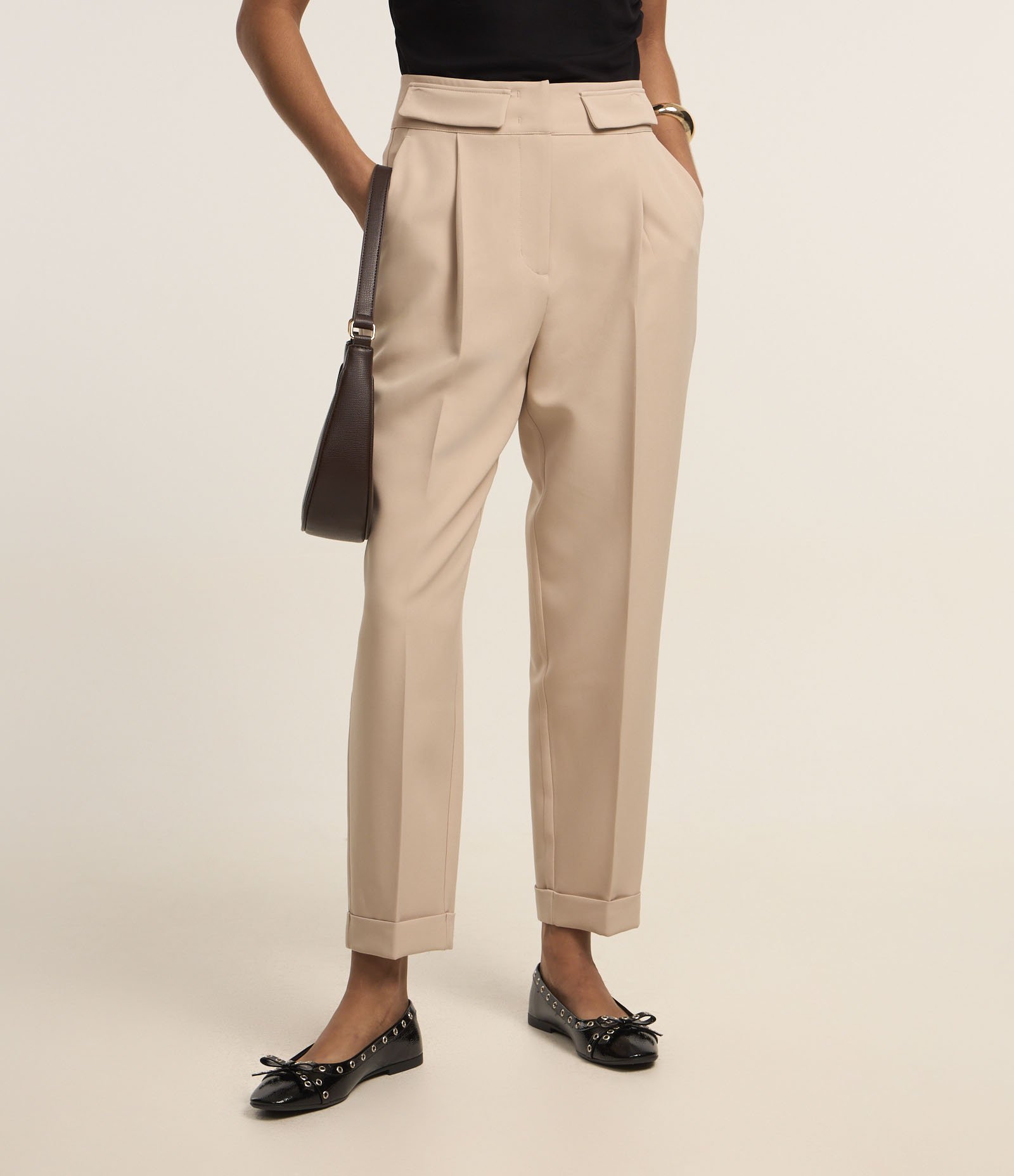 Calça Cenoura Alfaiatada com Barra Italiana e Detalhe de Lapela Bege 3