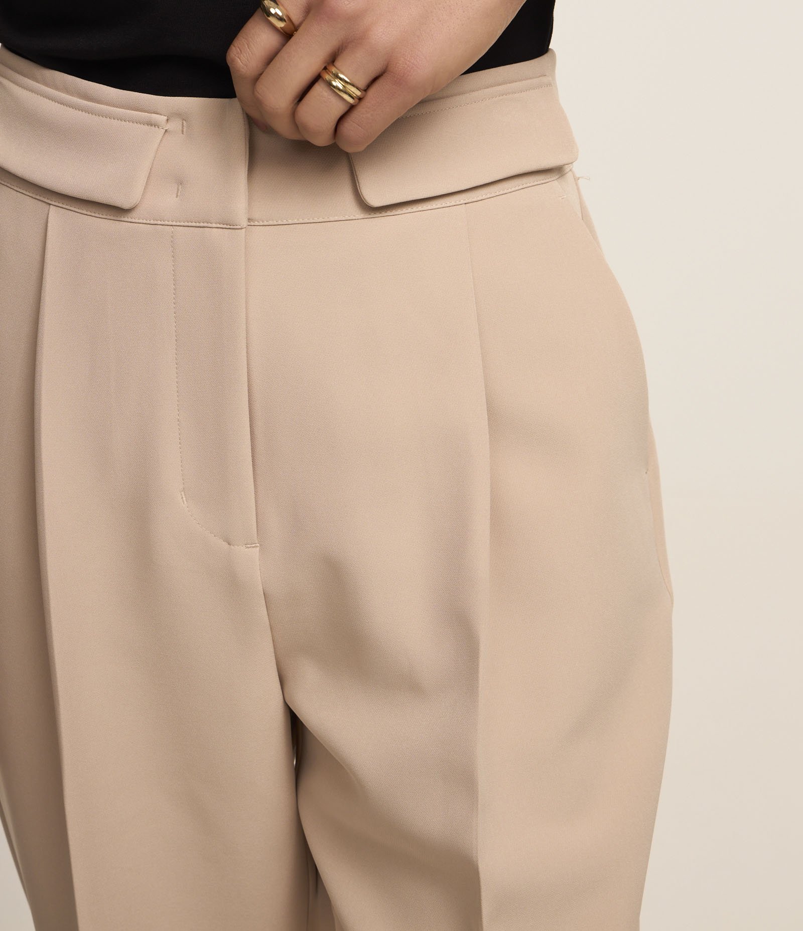 Calça Cenoura Alfaiatada com Barra Italiana e Detalhe de Lapela Bege 4