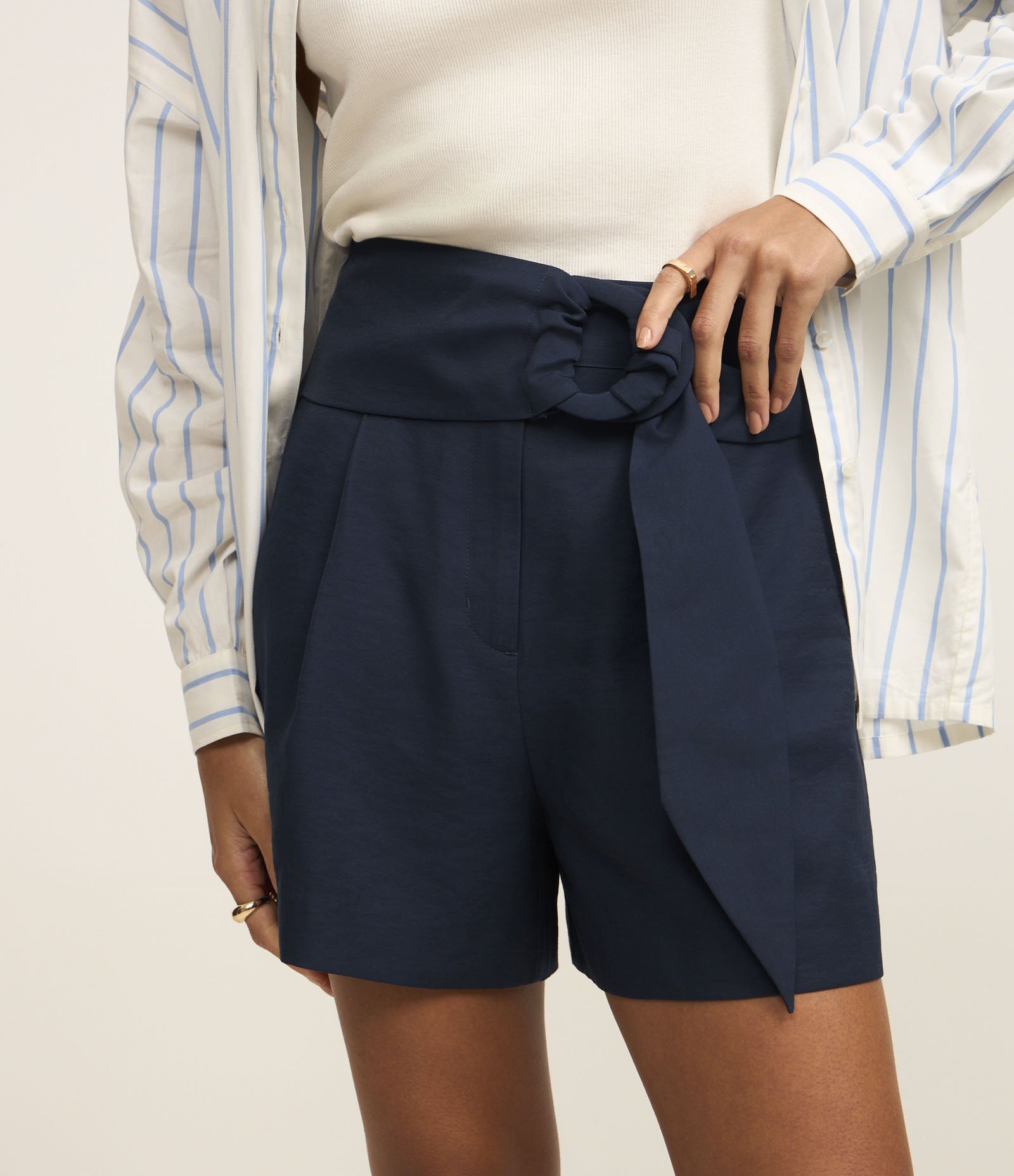 Short em Viscose com Cinto e Fivela Forrada Azul Escuro 3