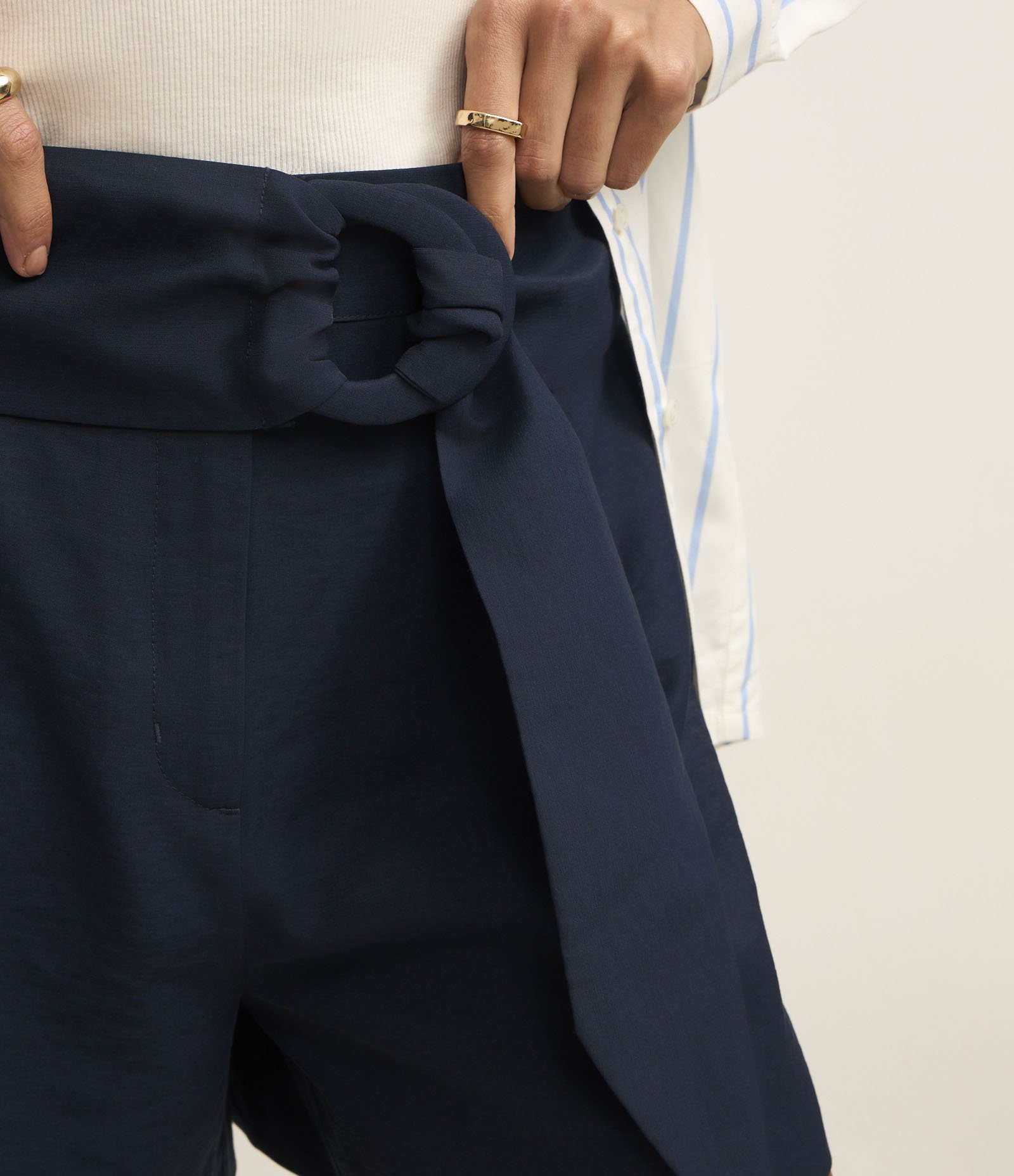 Short em Viscose com Cinto e Fivela Forrada Azul Escuro 4