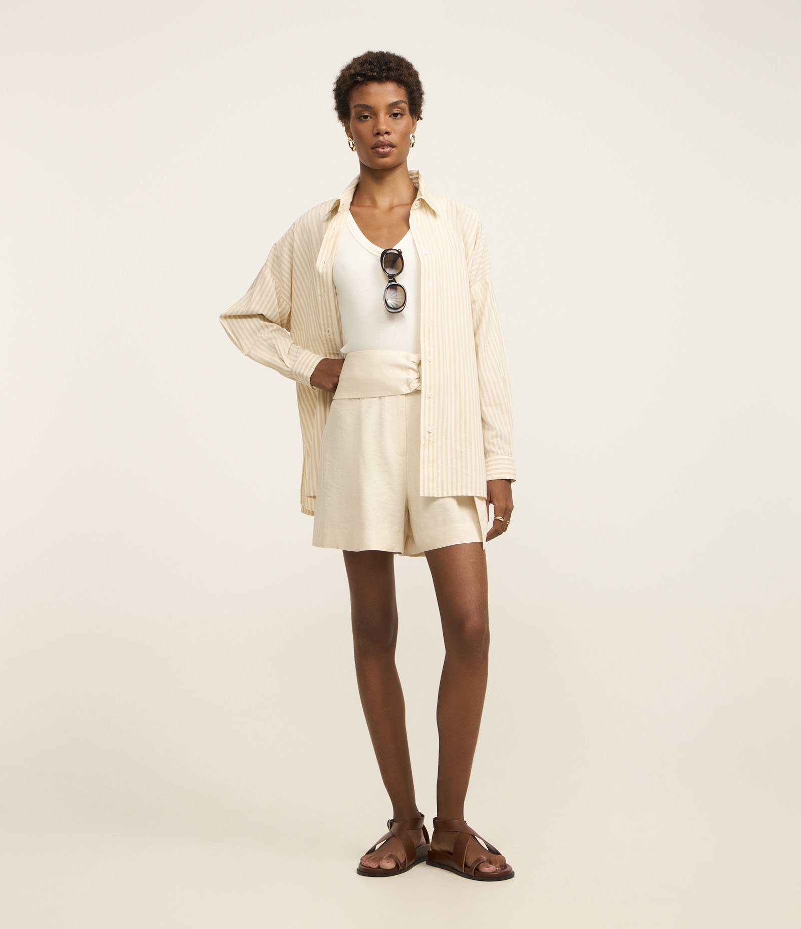 Short em Viscose com Cinto e Fivela Forrada Bege 1