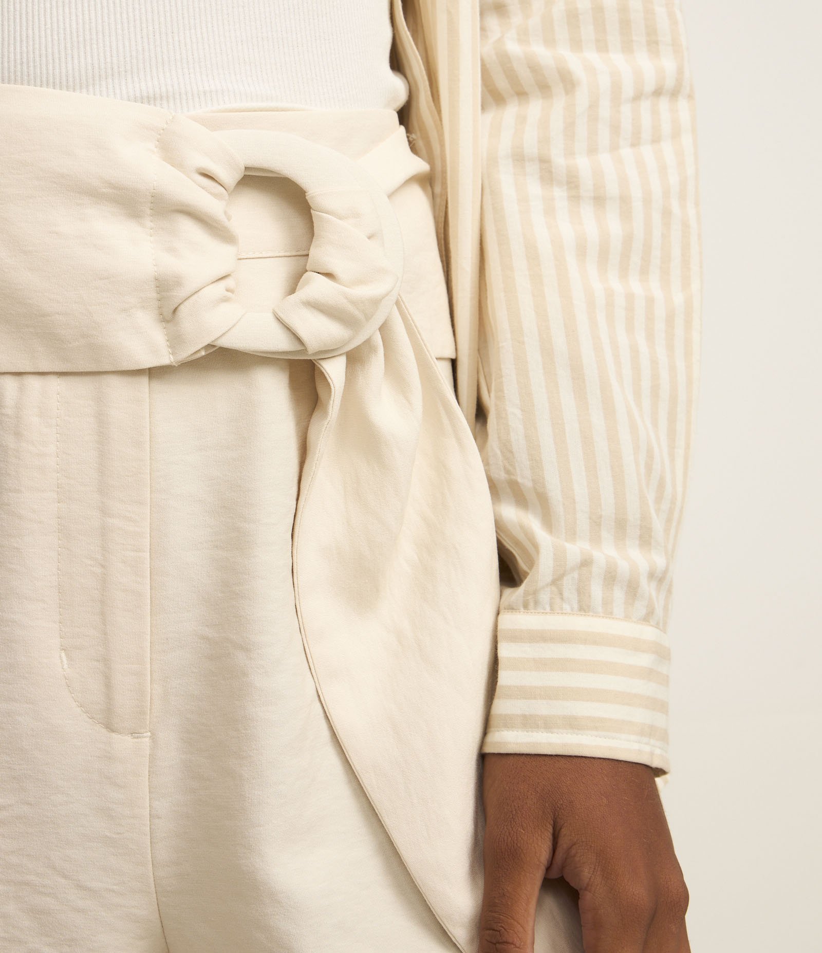 Short em Viscose com Cinto e Fivela Forrada Bege 4