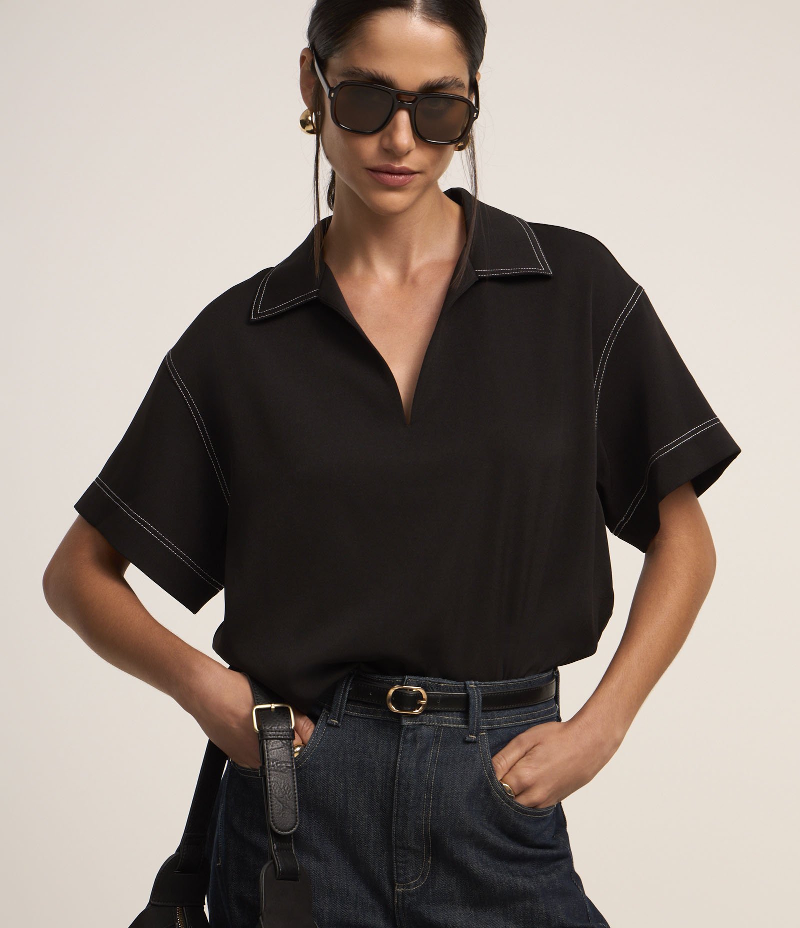 Blusa Manga Curta Alfaiataria com Decote V e Pespontos Contrastantes Preto 1