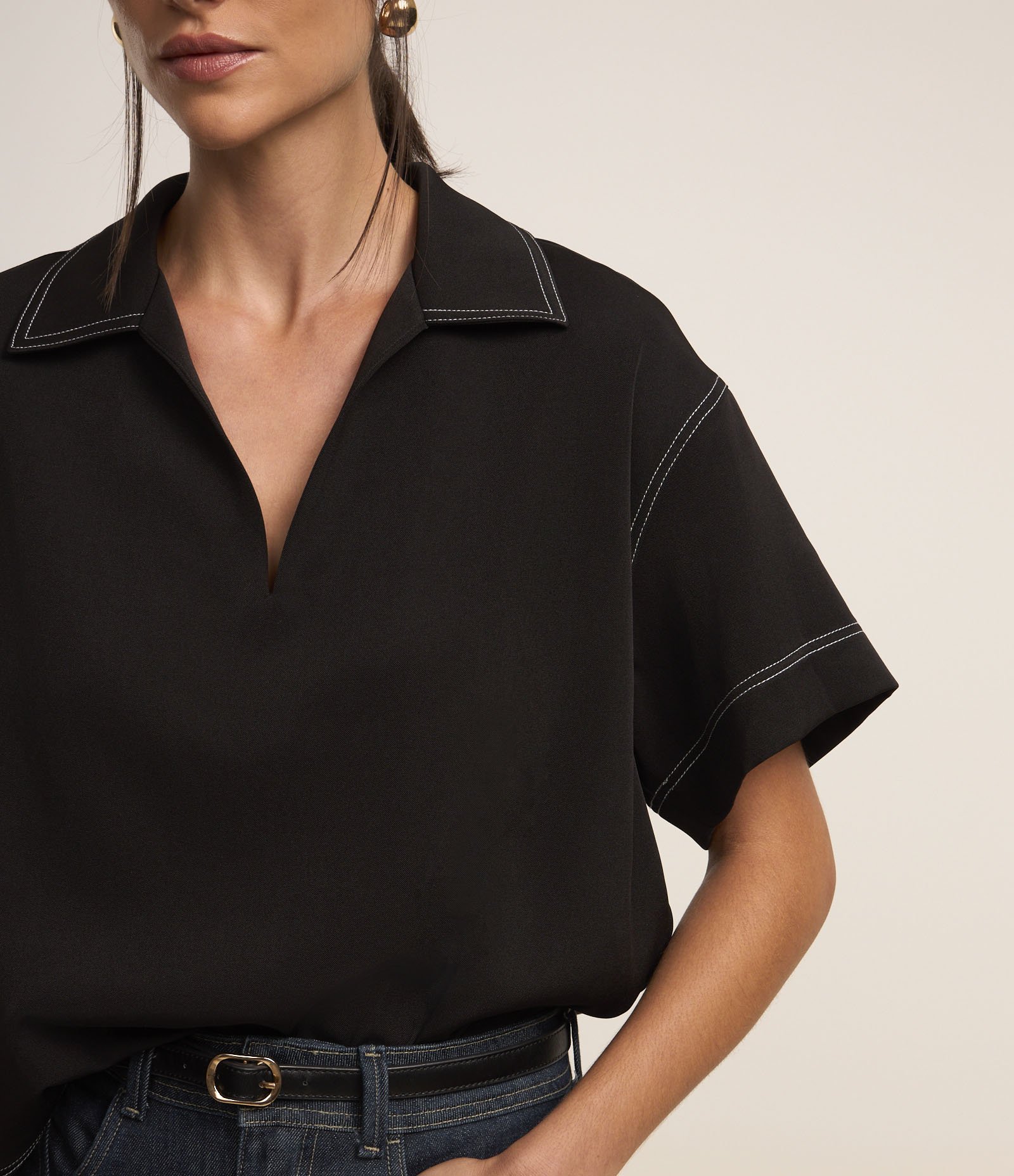 Blusa Manga Curta Alfaiataria com Decote V e Pespontos Contrastantes Preto 4