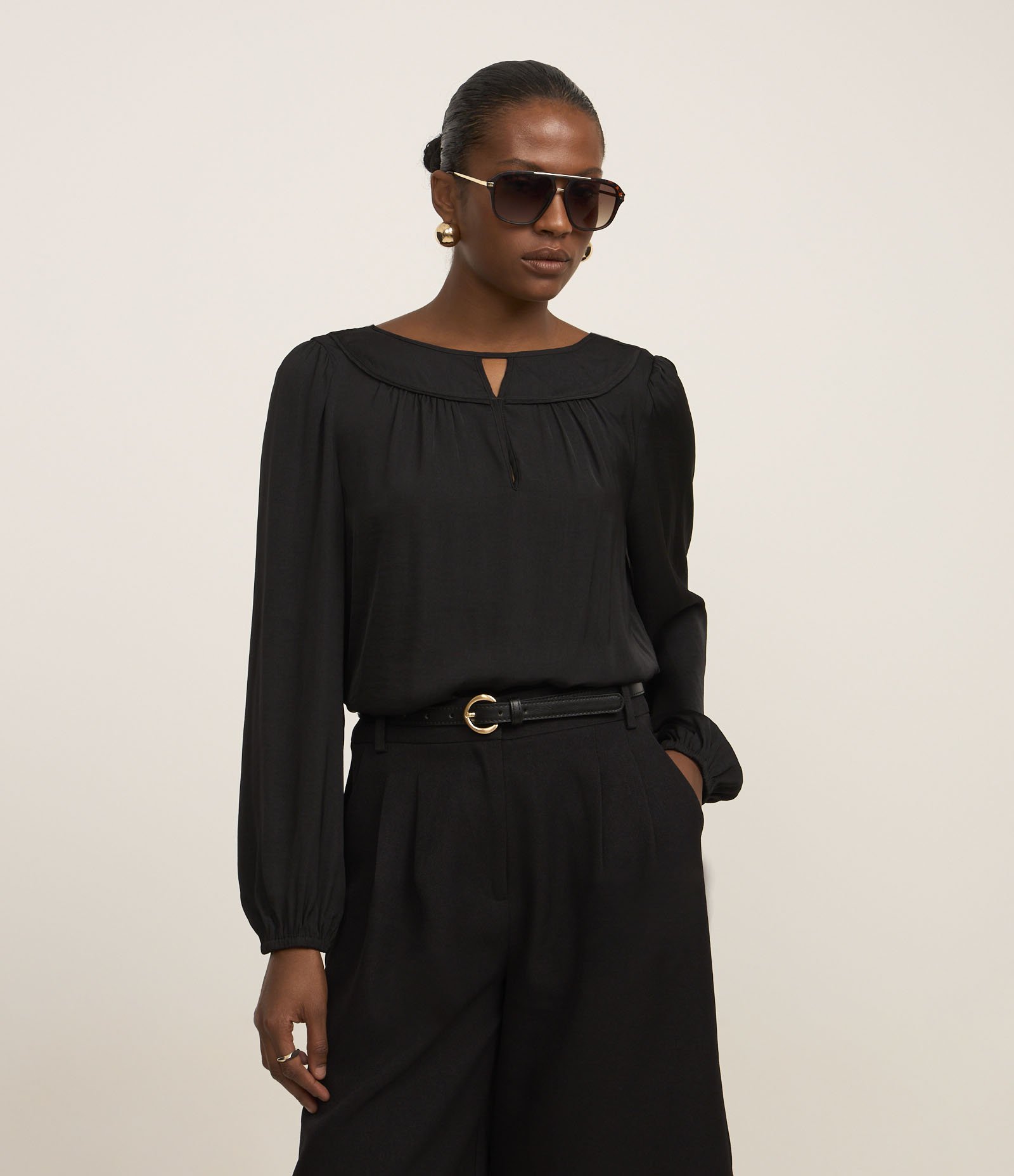 Blusa Acetinada com Detalhe de Gota Frontal Preto 1