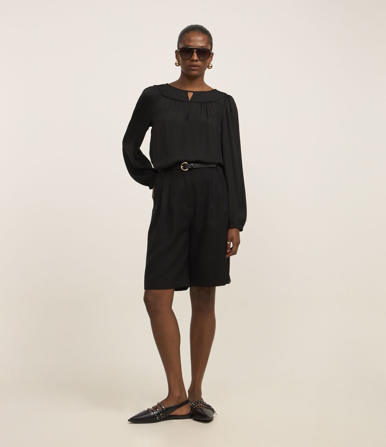 Blusa Acetinada com Detalhe de Gota Frontal Preto 2