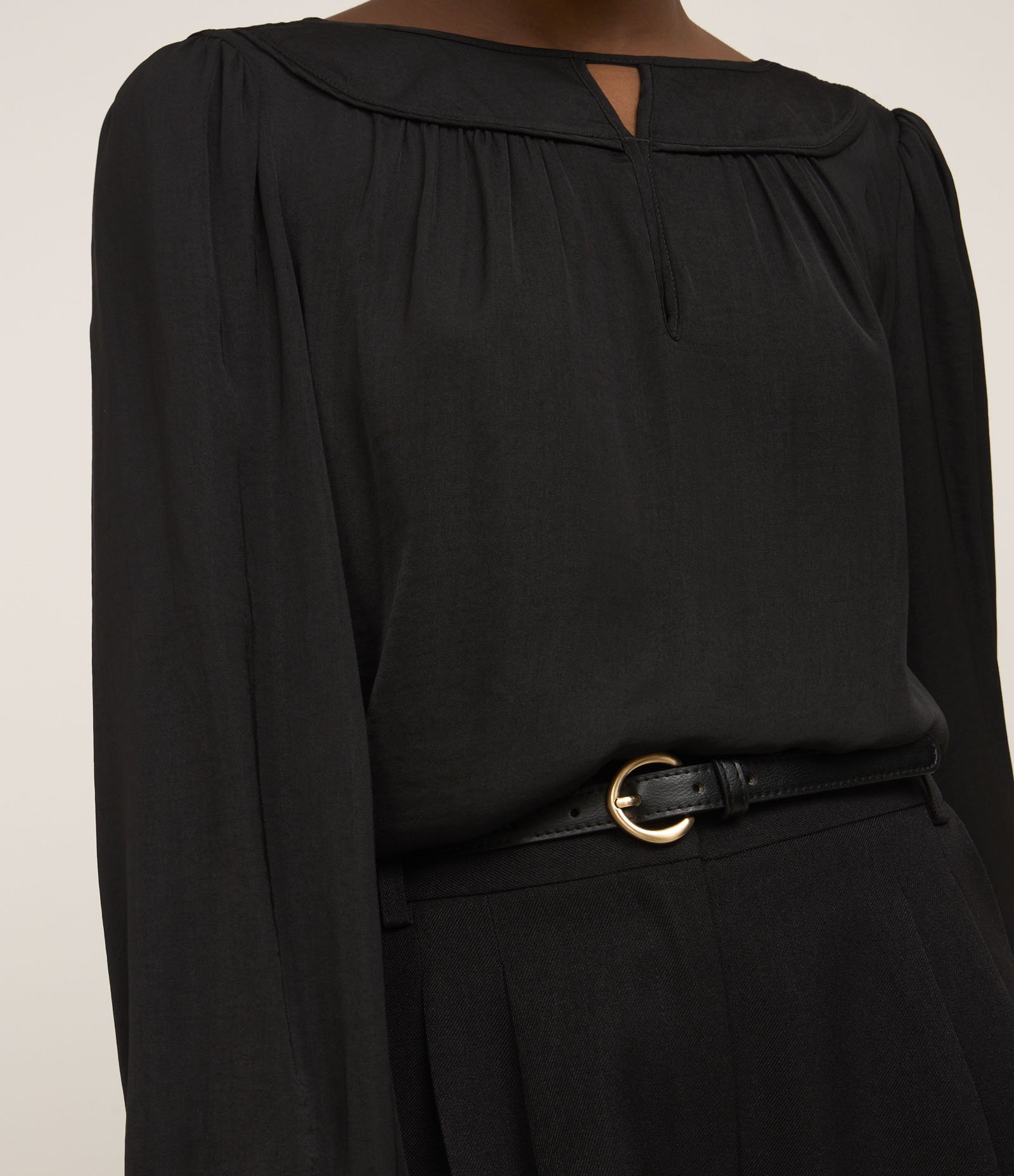 Blusa Acetinada com Detalhe de Gota Frontal Preto 3