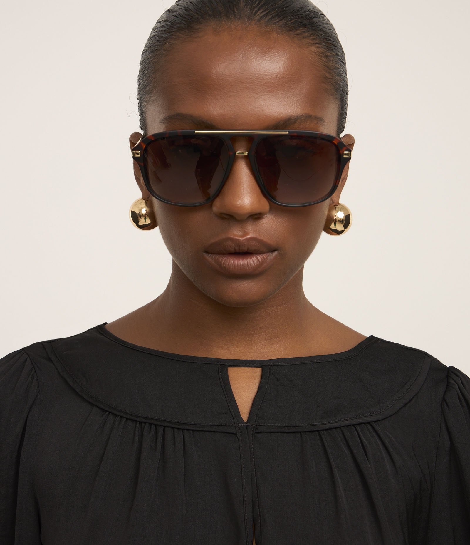 Blusa Acetinada com Detalhe de Gota Frontal Preto 4